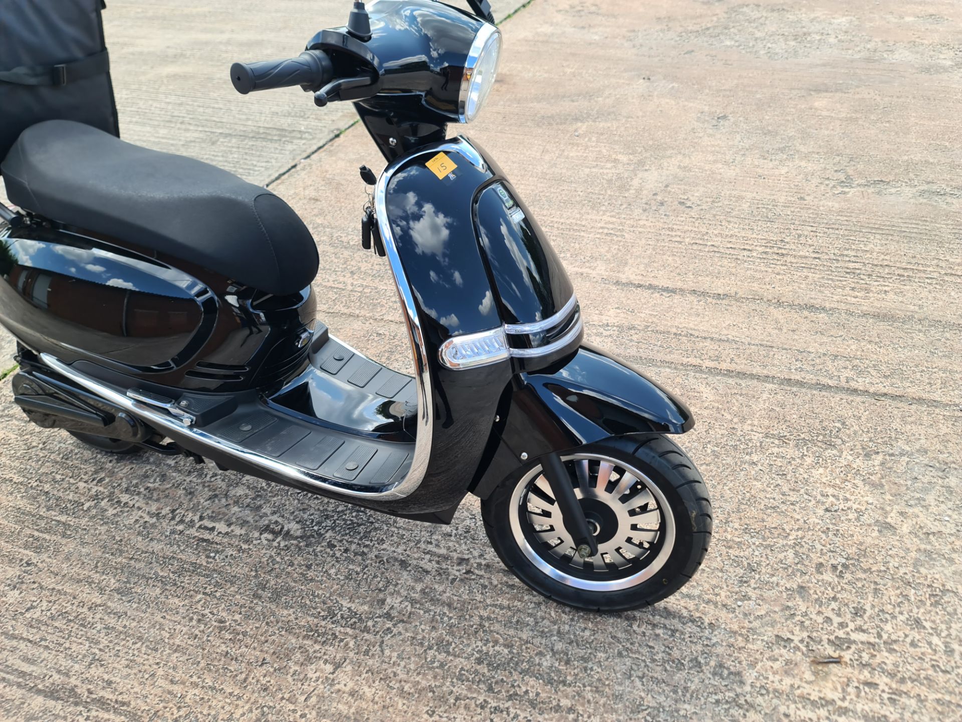 LO22 WLK Ultra 5000 electric scooter, colour: black, 125cc equivalent, 60mph top speed, 60 mile rang - Image 9 of 27