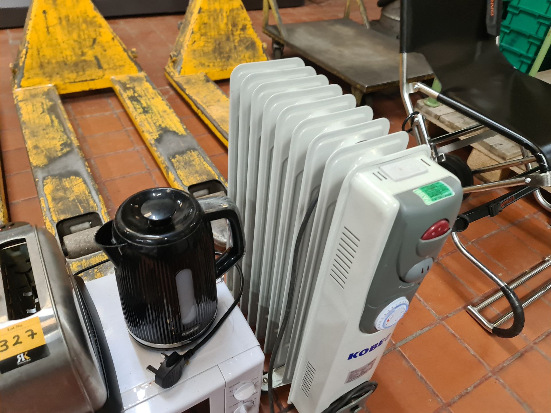 Mixed domestic appliance lot comprising microwave, toaster, kettle and oil filled radiator - Image 3 of 6