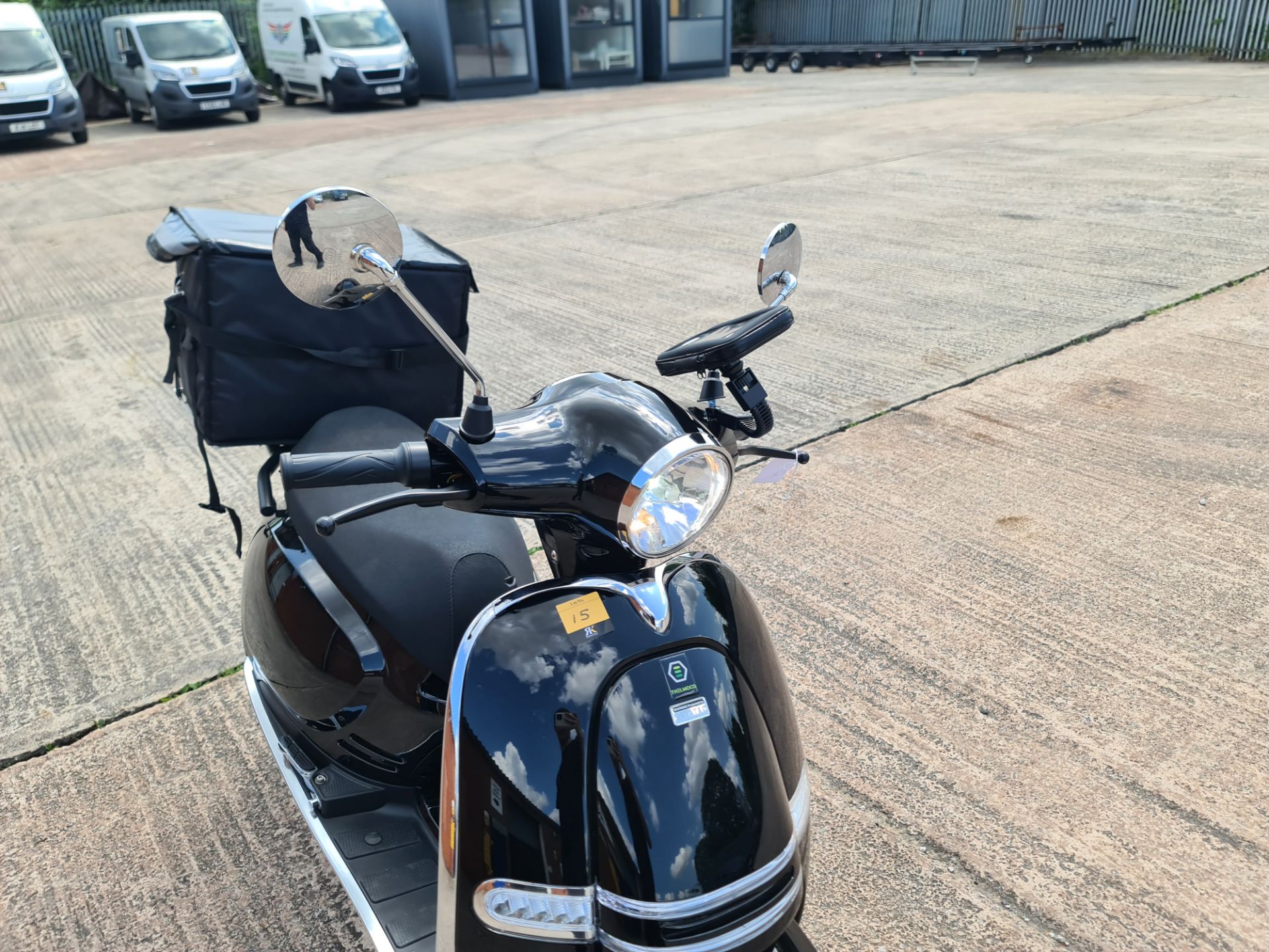 LO22 WLK Ultra 5000 electric scooter, colour: black, 125cc equivalent, 60mph top speed, 60 mile rang - Image 6 of 27