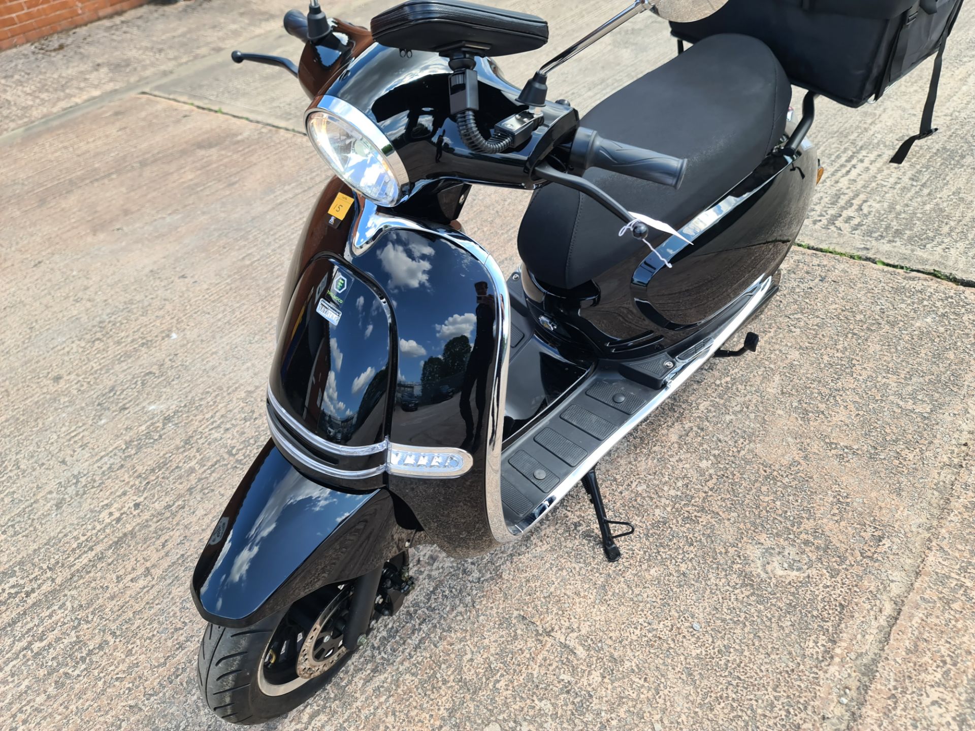 LO22 WLK Ultra 5000 electric scooter, colour: black, 125cc equivalent, 60mph top speed, 60 mile rang - Image 3 of 27