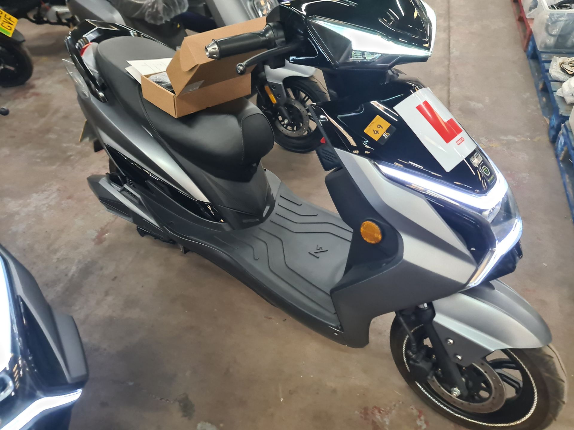 LO70 KXR X-tra 2000 dual battery electric moped, colour: grey, 50cc equivalent, 30mph top speed, 90 - Image 8 of 19