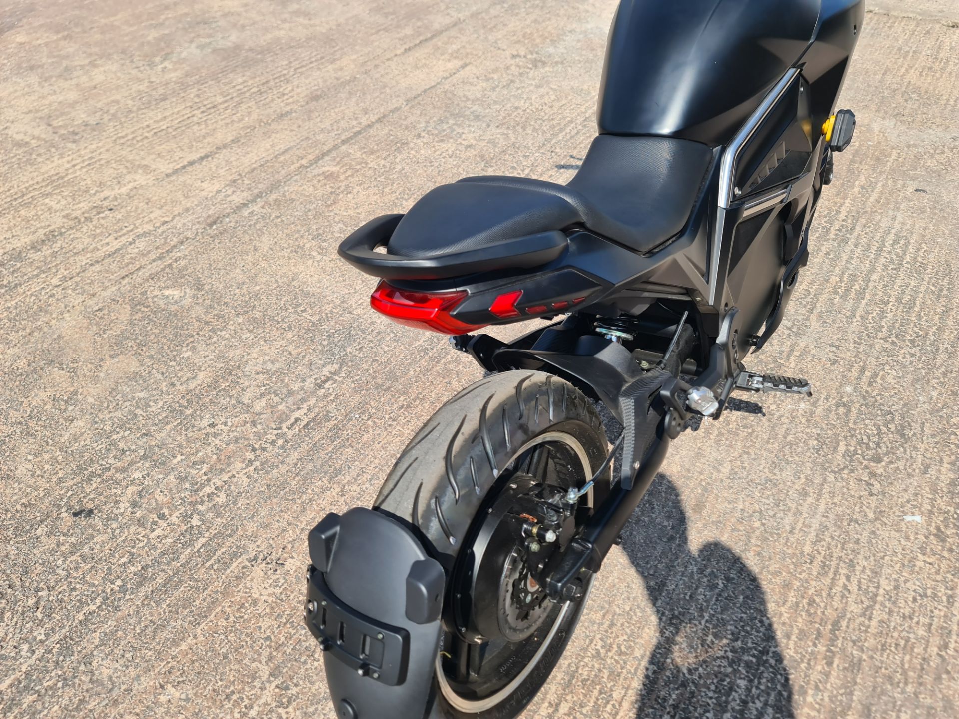 Electric motorbike, colour: black. Recorded kms: 3. Very little is known about this bike. We under - Image 15 of 24