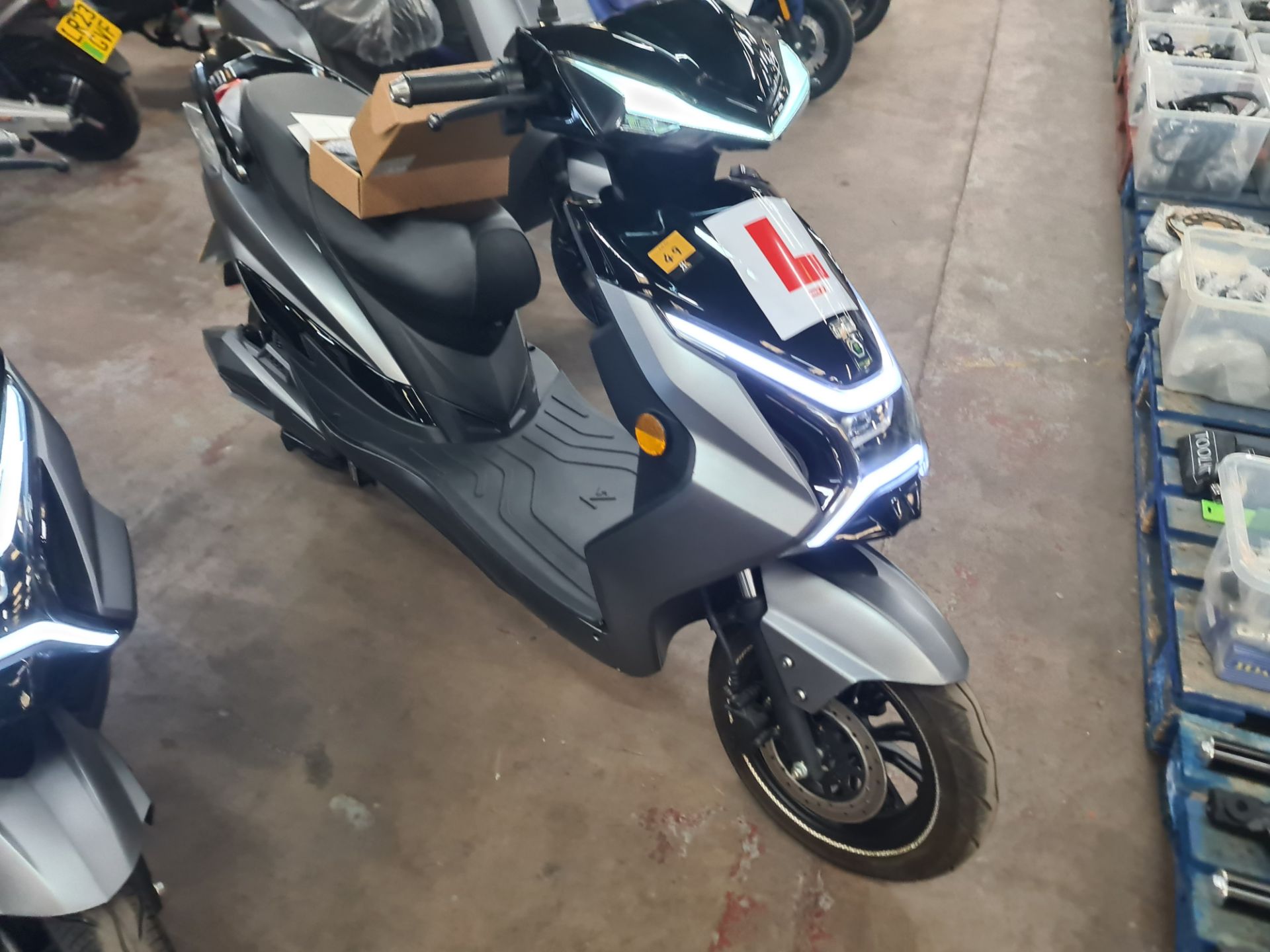 LO70 KXR X-tra 2000 dual battery electric moped, colour: grey, 50cc equivalent, 30mph top speed, 90 - Image 6 of 19