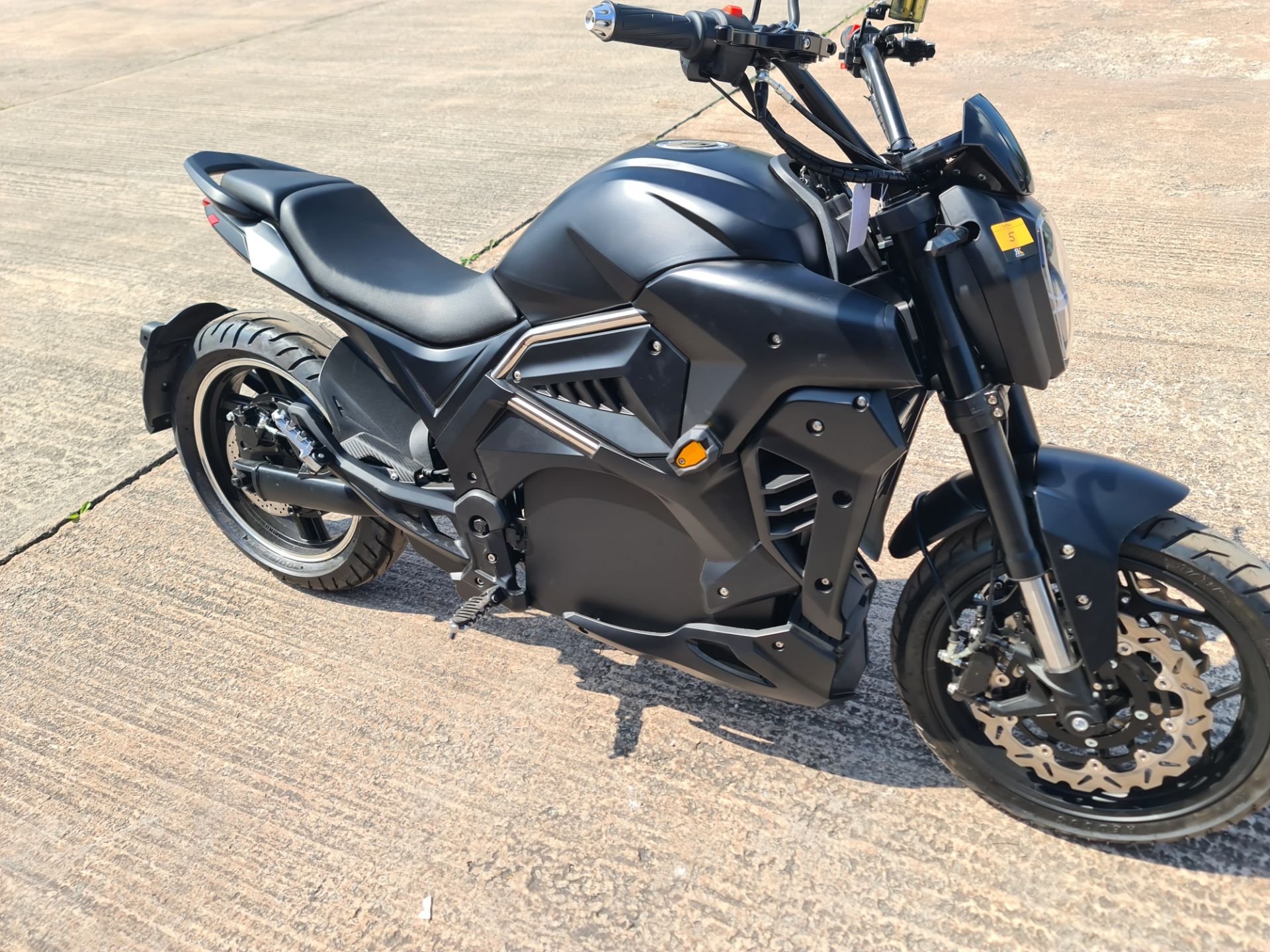 Electric motorbike, colour: black. Recorded kms: 3. Very little is known about this bike. We under - Image 7 of 24