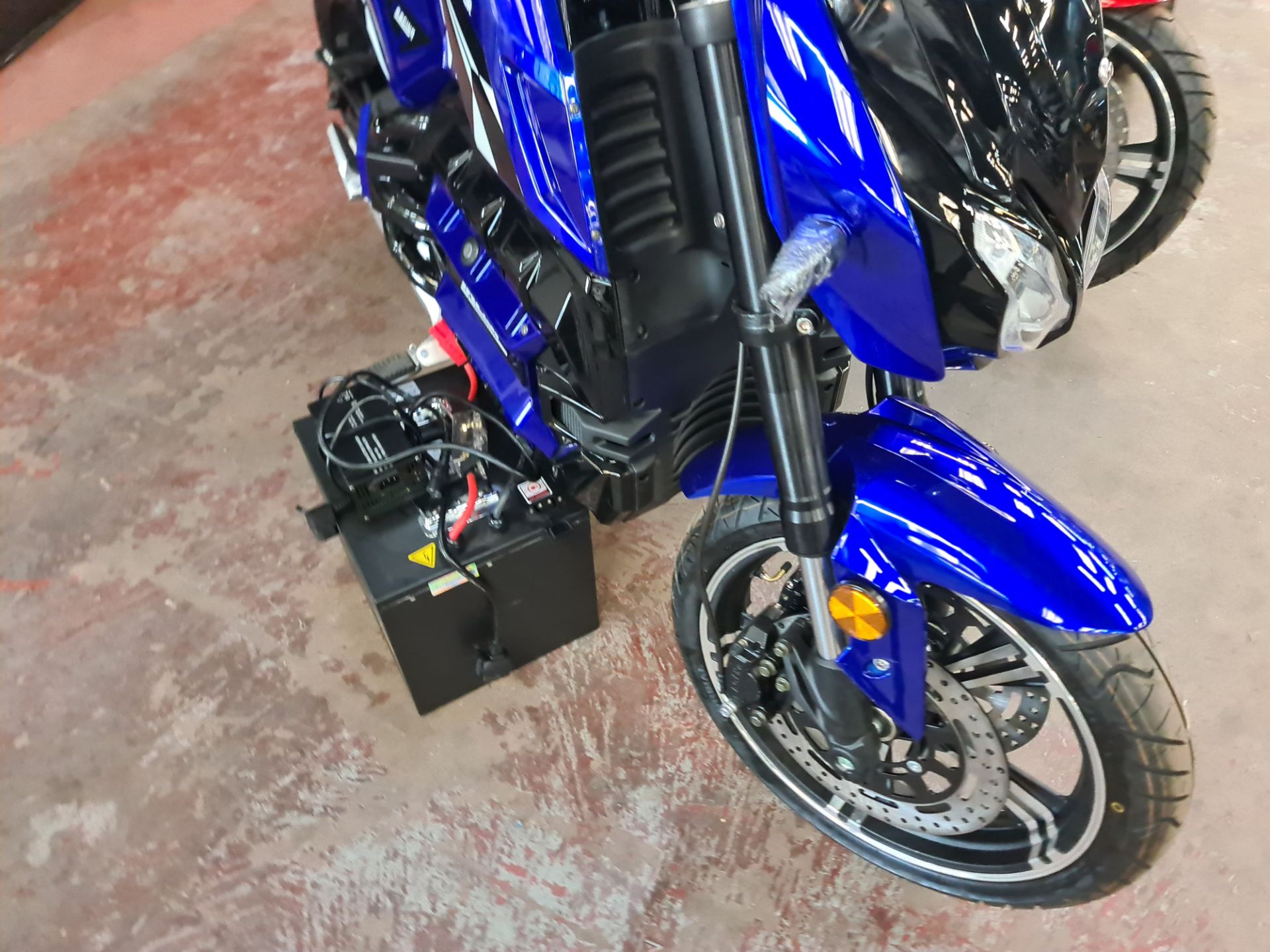 Farsta 6000 electric motorbike, Non-runner. Colour: blue, 125cc equivalent, 63mph top speed, 135 mil - Image 6 of 26