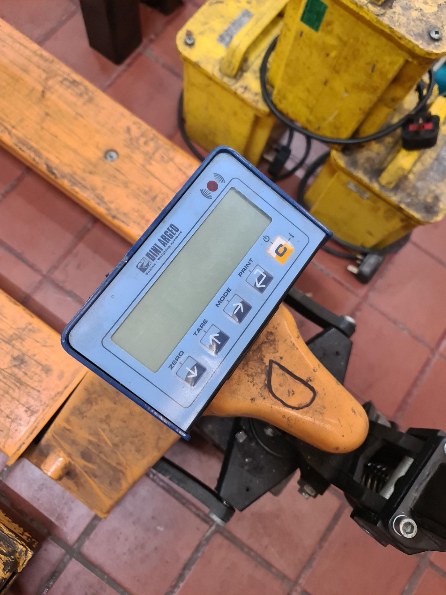 Euro pallet truck with built-in digital weighing system - Image 6 of 7