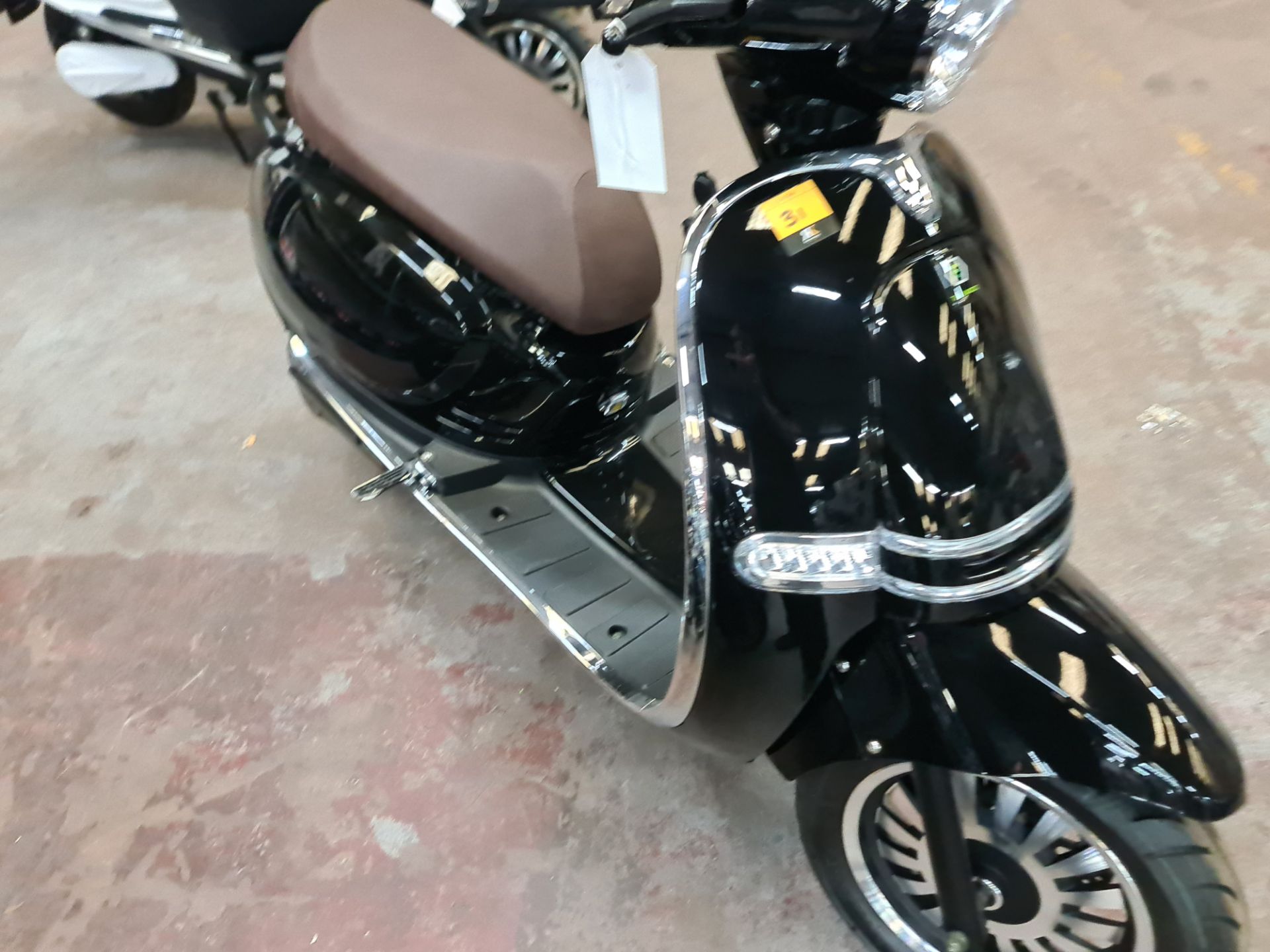 LO23 YVH Ultra 4000 electric scooter, colour: black, 125cc equivalent, 50mph top speed, 50 mile rang - Image 8 of 25