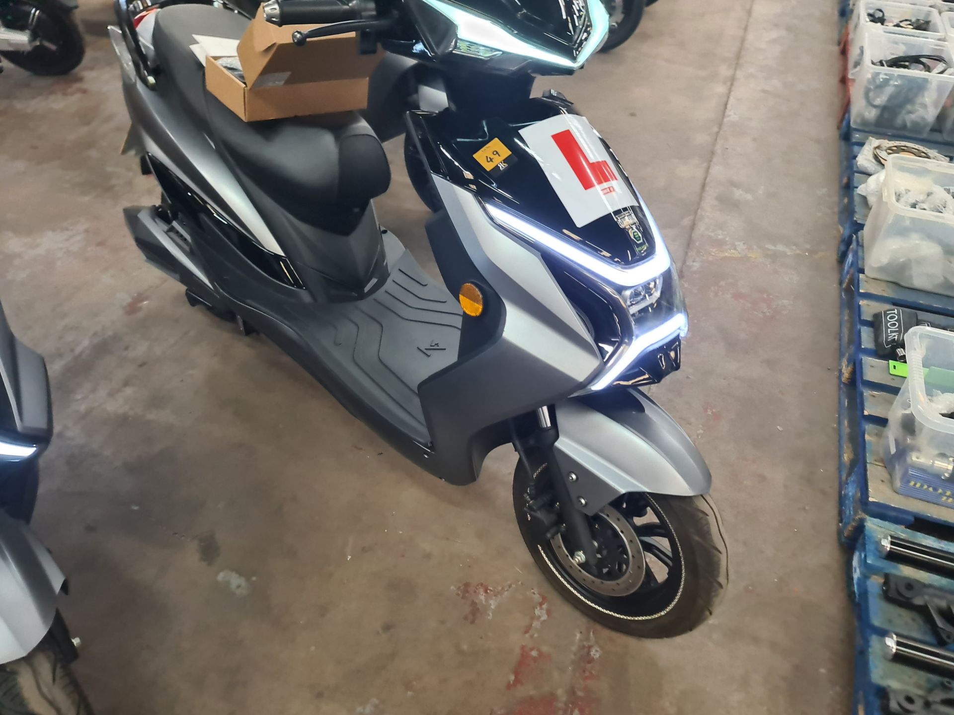 LO70 KXR X-tra 2000 dual battery electric moped, colour: grey, 50cc equivalent, 30mph top speed, 90 - Image 5 of 19