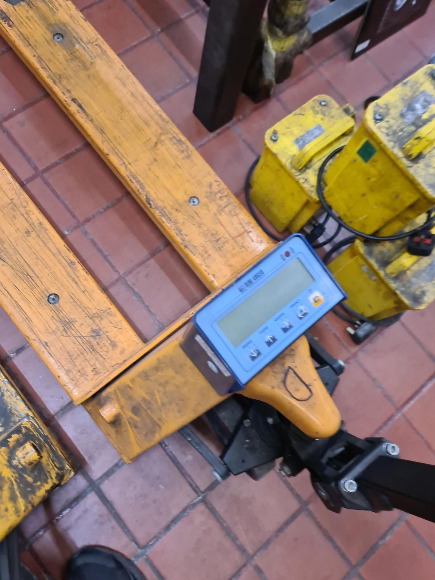 Euro pallet truck with built-in digital weighing system - Image 4 of 7