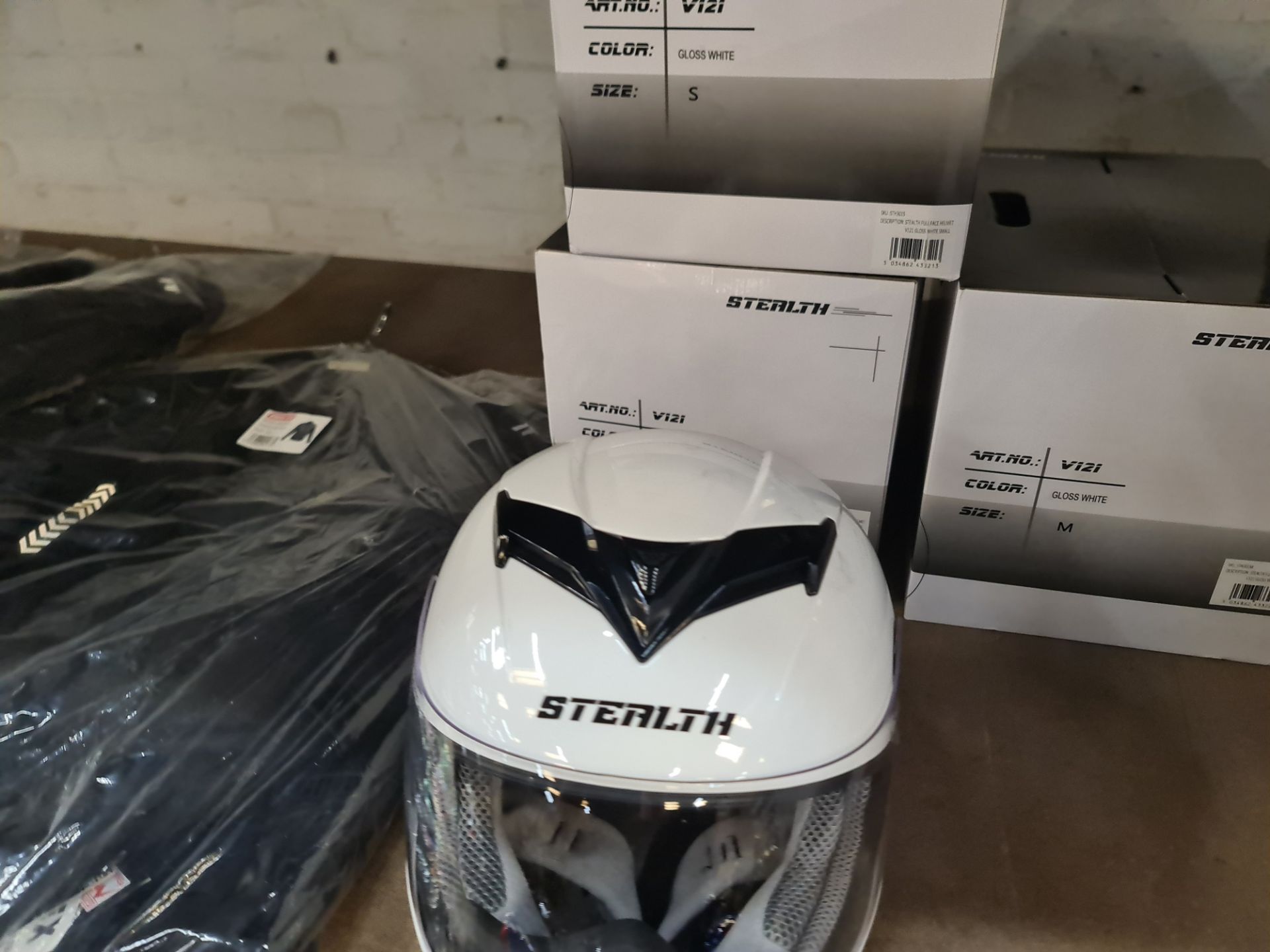 4 off Stealth V121 gloss white helmets - 1 each of S, M, L & XL - Image 4 of 8