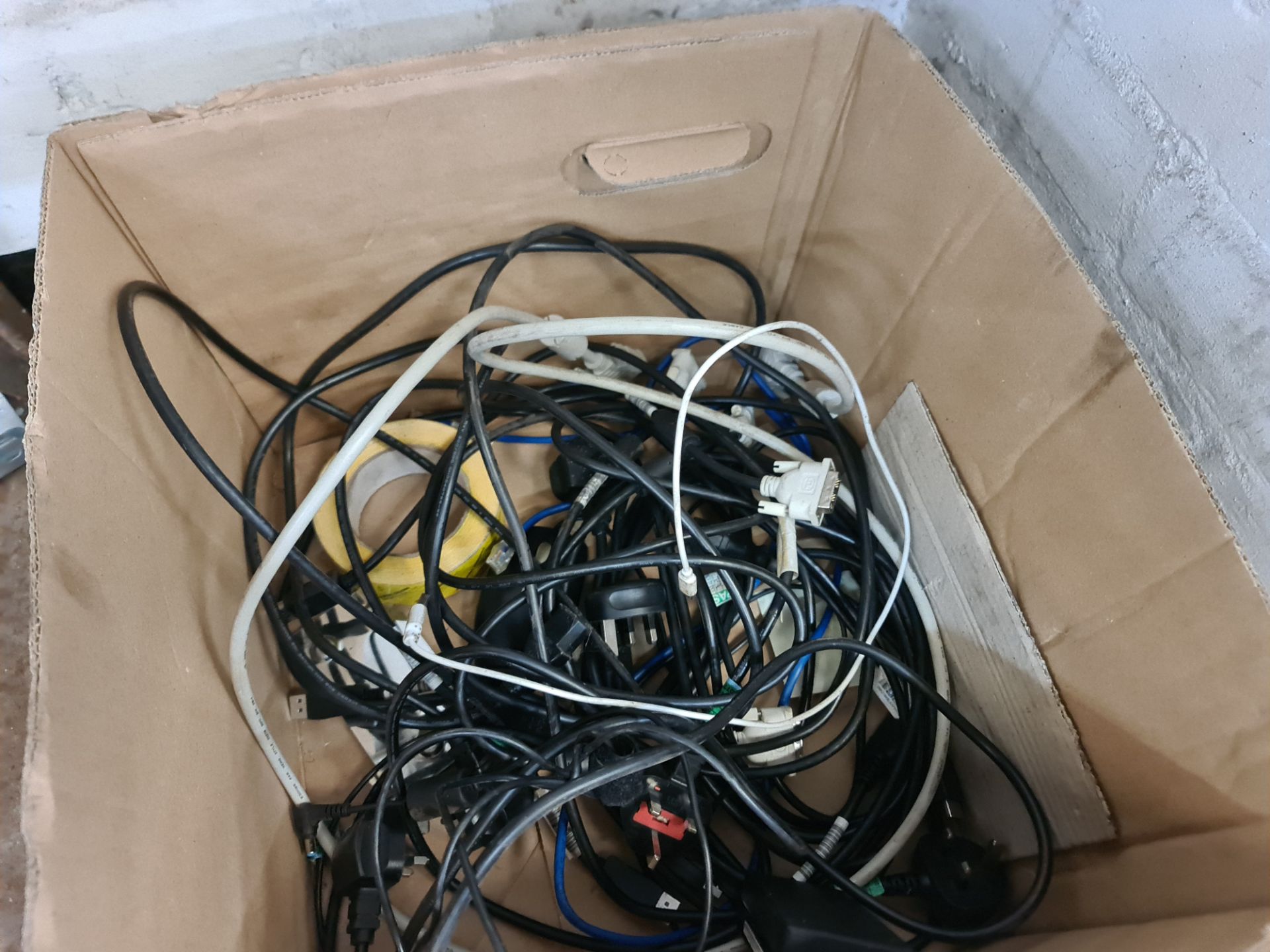 Mixed IT equipment and networking items comprising switches, keyboards, damaged mobile phone and box - Image 8 of 9