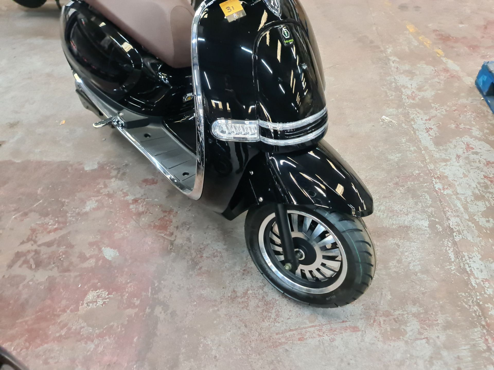 LO23 YVH Ultra 4000 electric scooter, colour: black, 125cc equivalent, 50mph top speed, 50 mile rang - Image 6 of 25