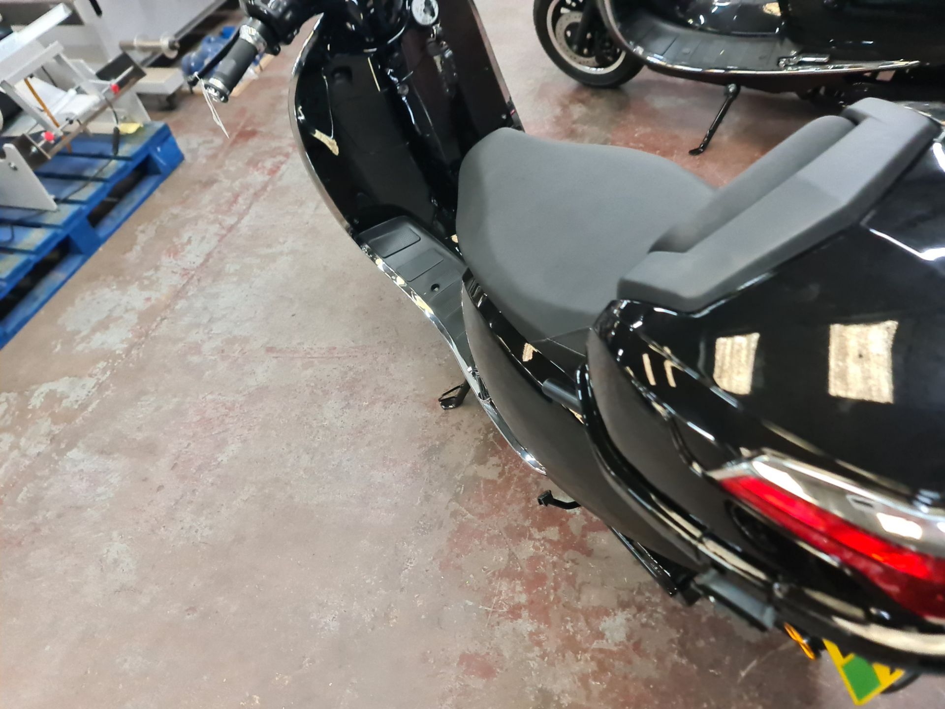 LO23 XHN Ultra 4000 electric scooter, colour: black, 125cc equivalent, 50mph top speed, 50 mile rang - Image 17 of 28