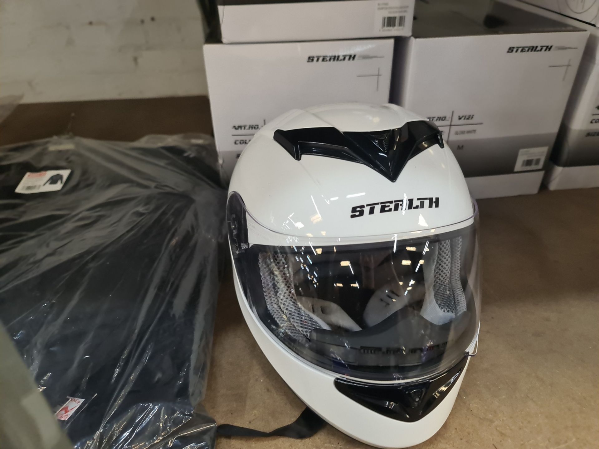 4 off Stealth V121 gloss white helmets - 1 each of S, M, L & XL - Image 3 of 8