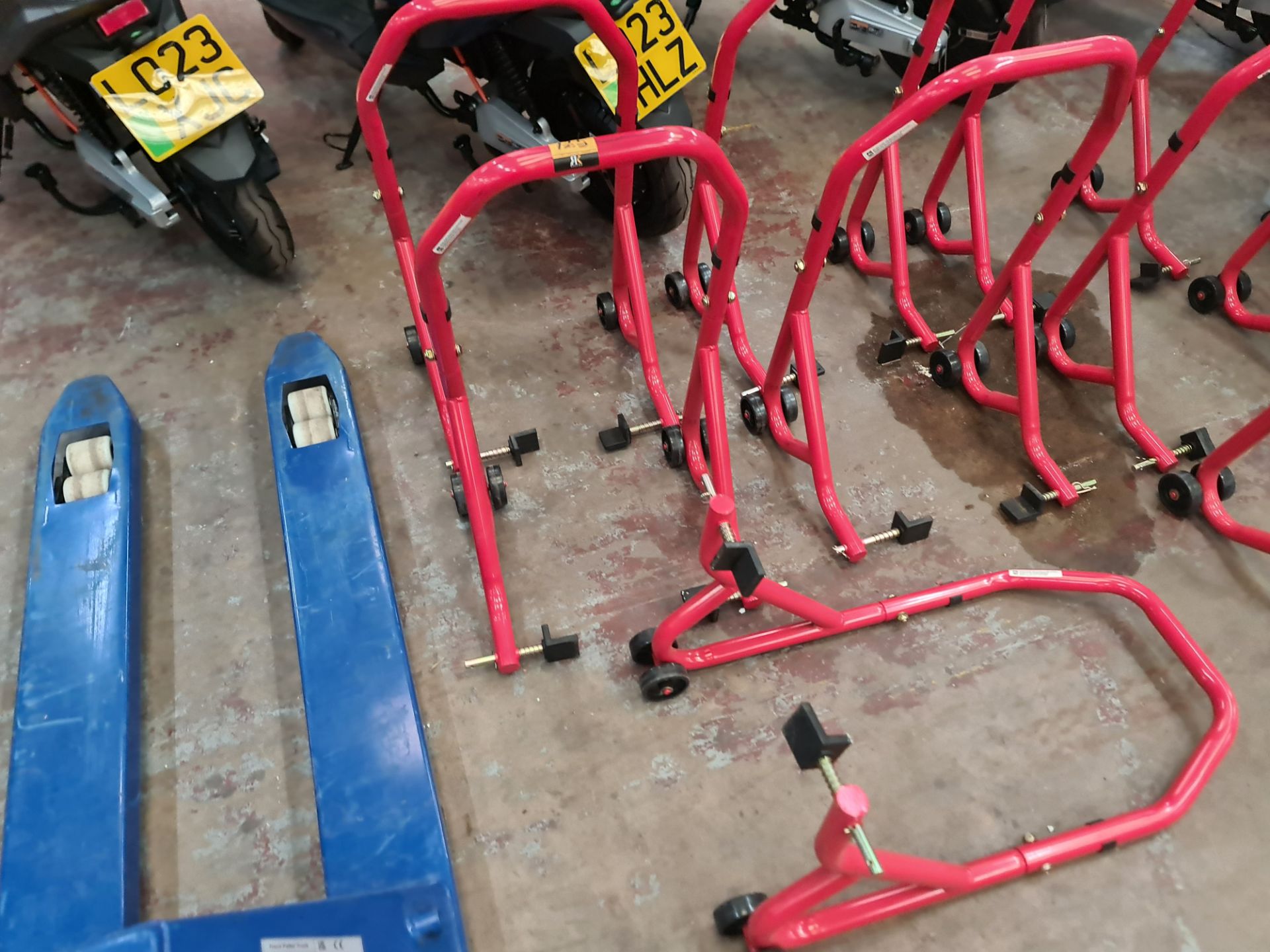 8 off motorcycle paddock stands - Image 4 of 6