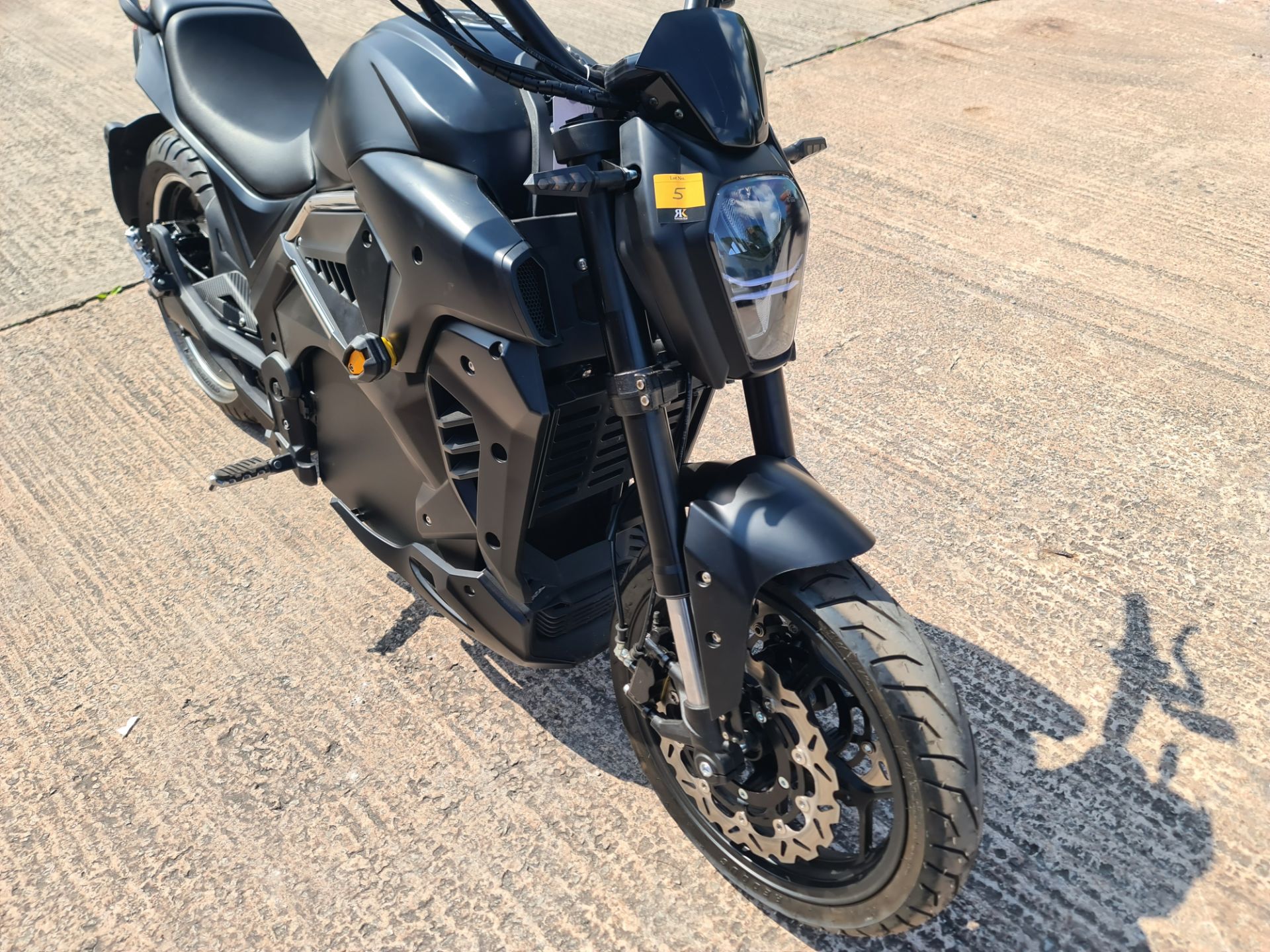 Electric motorbike, colour: black. Recorded kms: 3. Very little is known about this bike. We under - Image 6 of 24