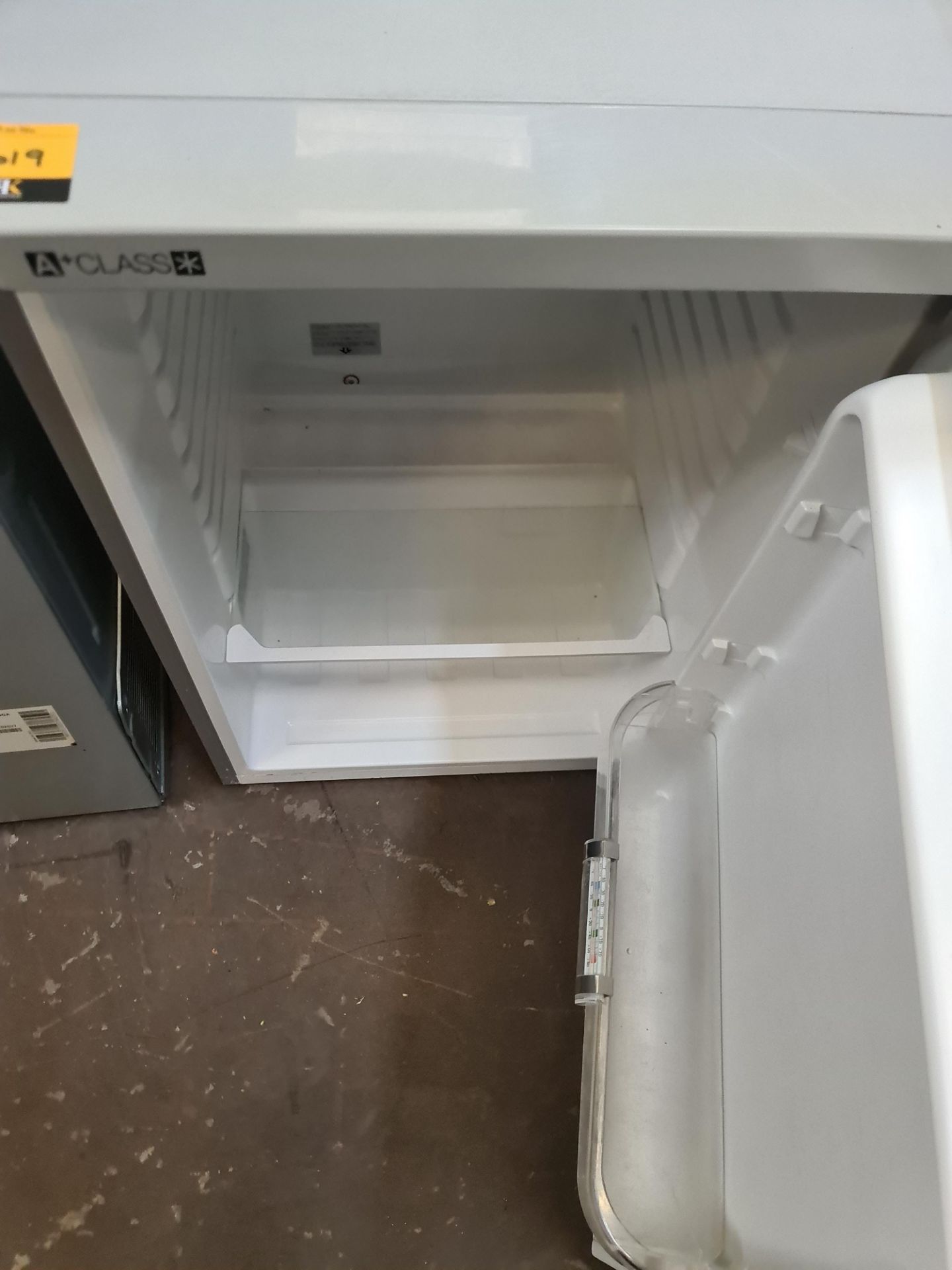 Undercounter fridge including key - Image 5 of 5