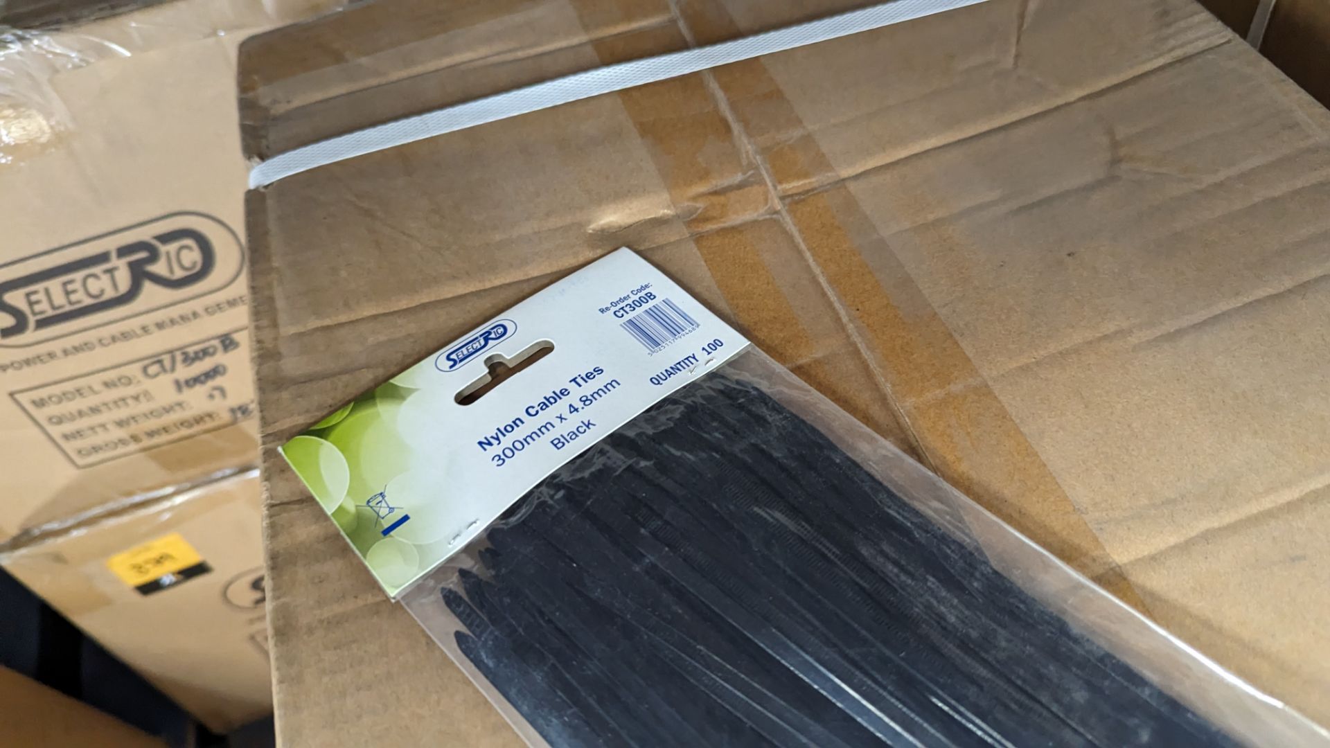 Carton of 300mm x 4.8mm black cable ties - 100 ties per pack. 10,000 ties in the box/lot - Image 4 of 4