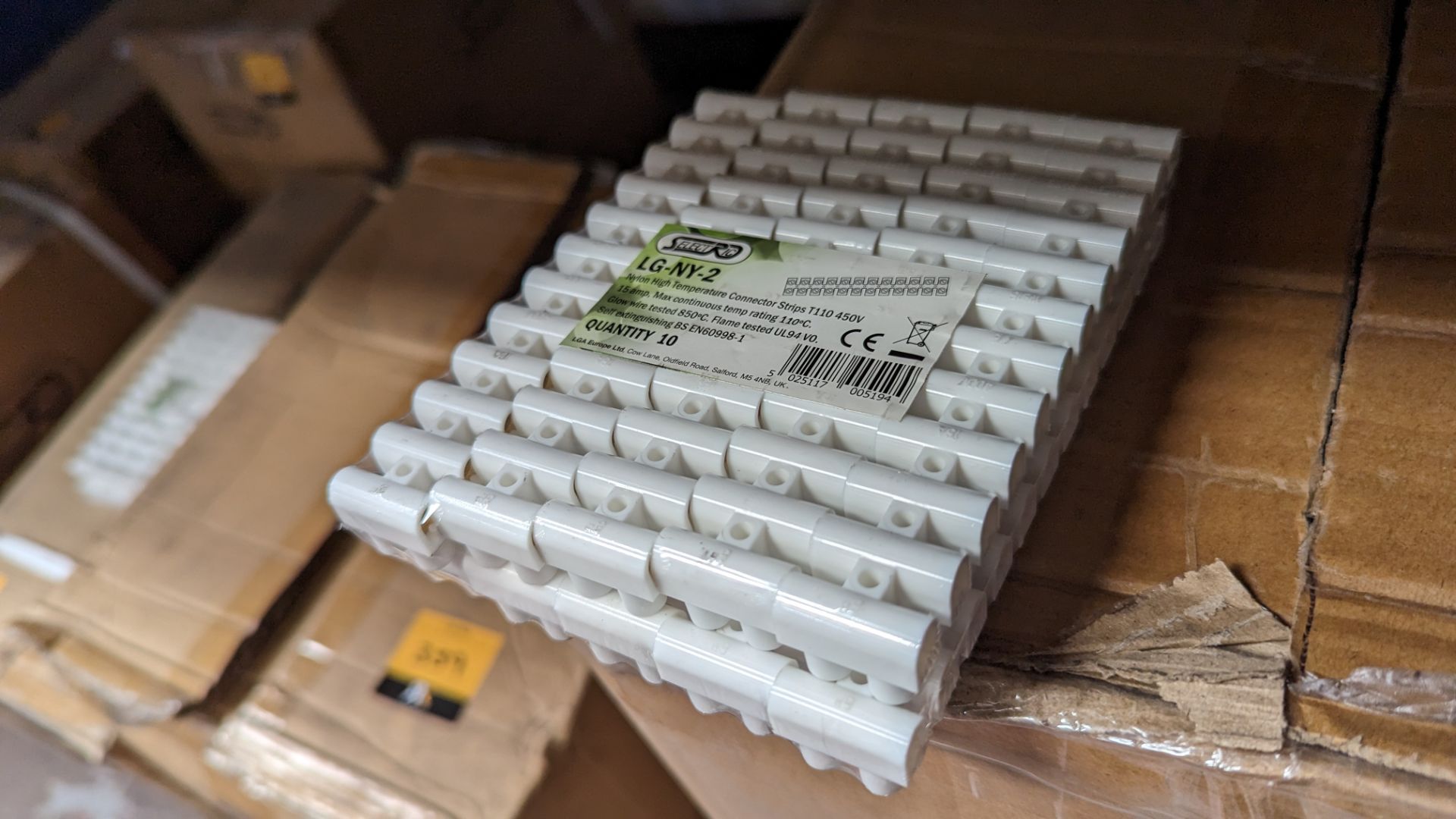 3 boxes (1,500 pieces total) of Selectric LG-NY-2 nylon high temperature connector strips, 15 amp - Image 3 of 4