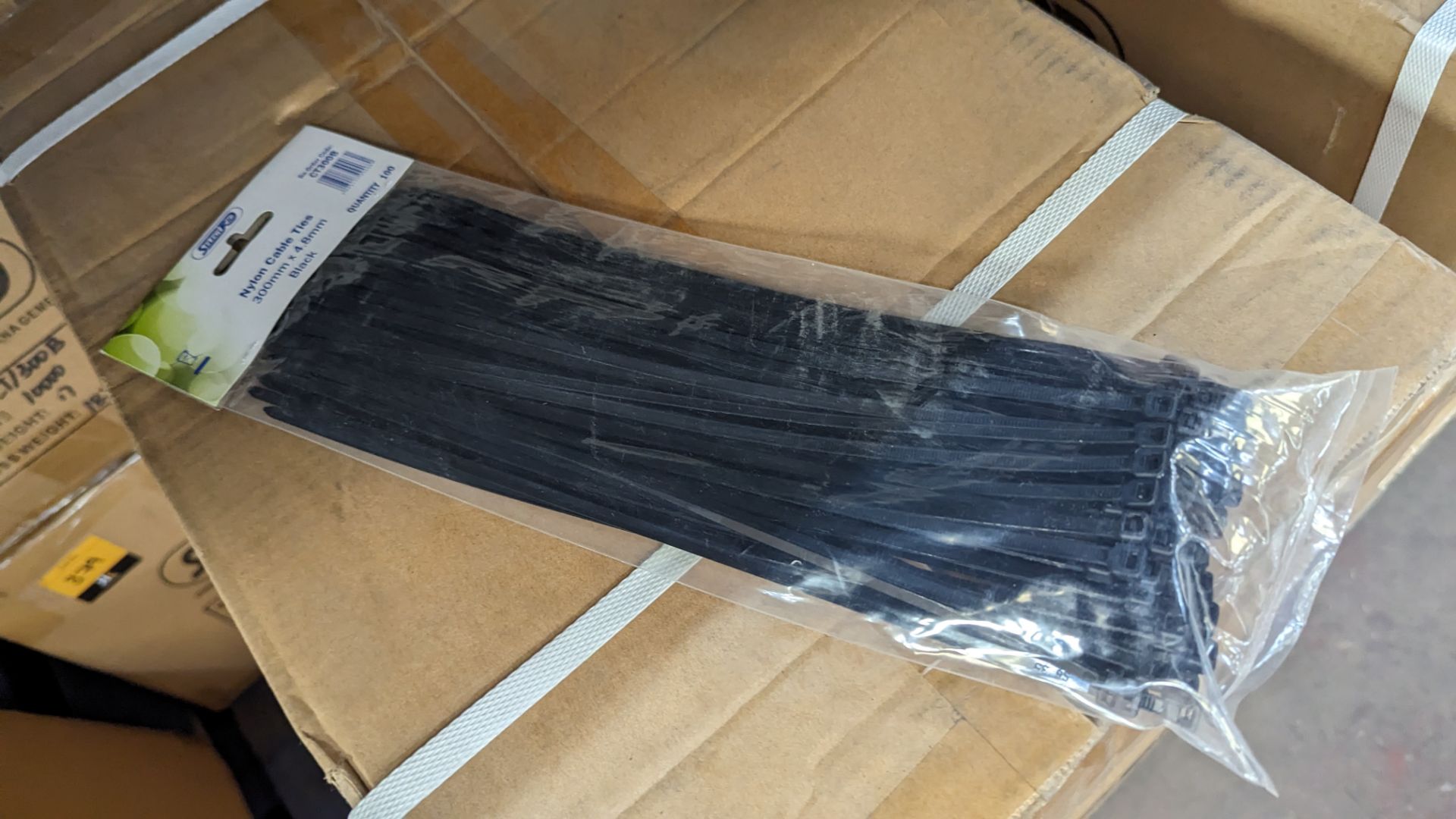 Carton of 300mm x 4.8mm black cable ties - 100 ties per pack. 10,000 ties in the box/lot - Image 3 of 4