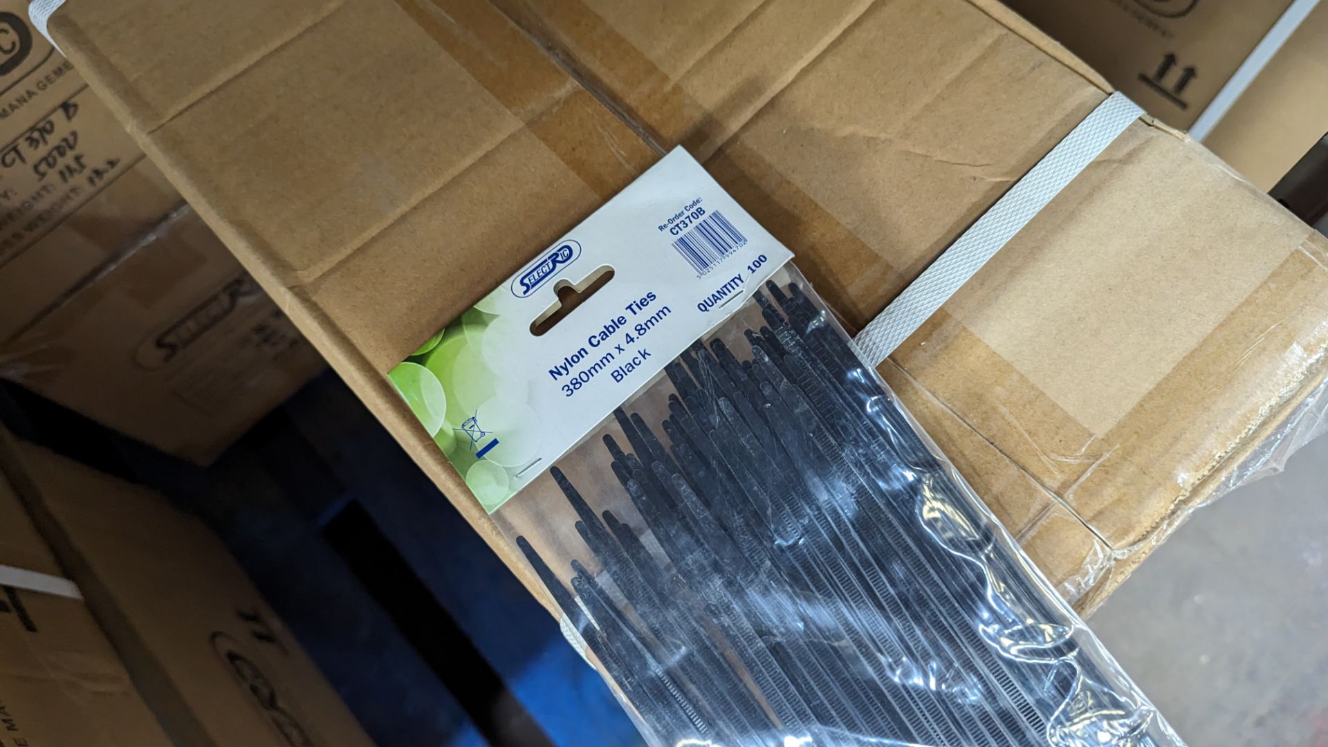 2 boxes of 380mm x 4.8mm black cable ties - 100 ties per pack. 10,000 ties in total, i.e. 5.000 tie - Image 4 of 4