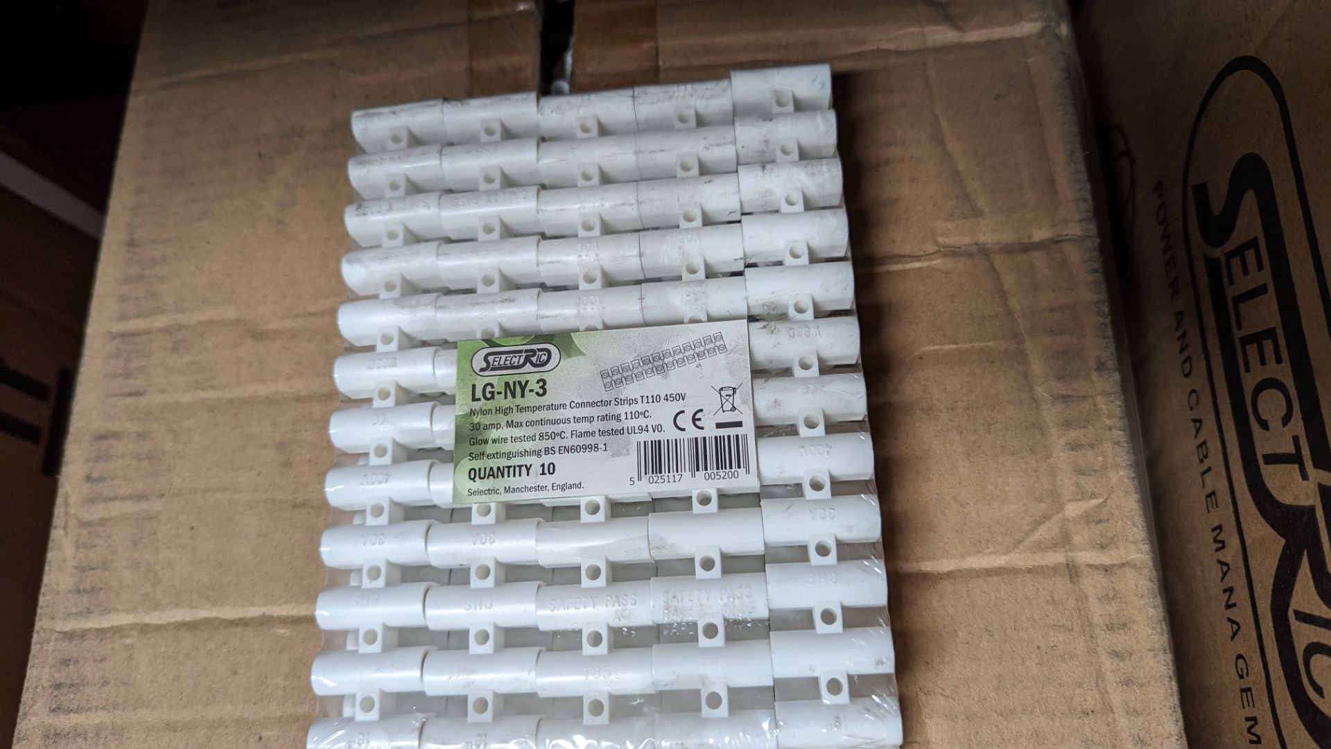 2 boxes (600 pieces total) of Selectric LG-NY-3 nylon high temperature connector strips, 30 amp - Image 4 of 4