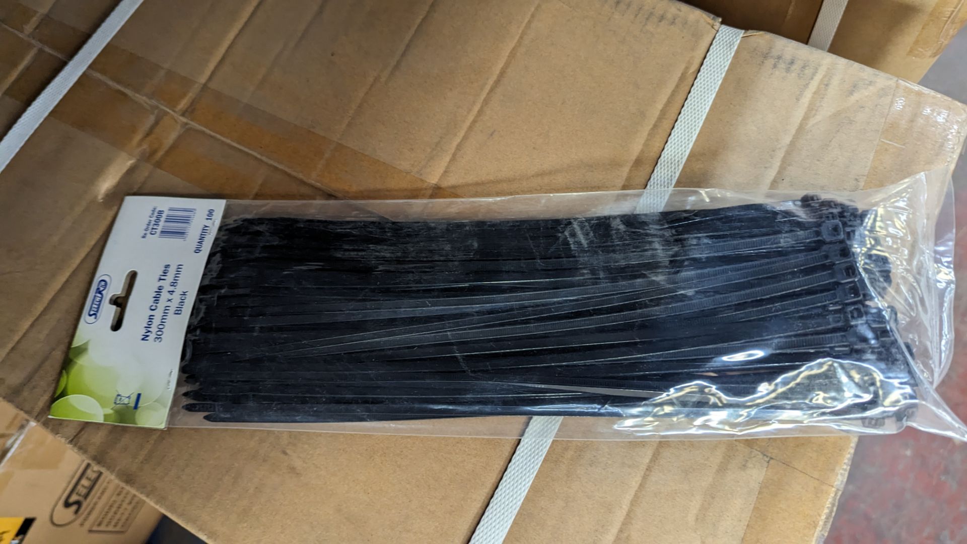 Carton of 300mm x 4.8mm black cable ties - 100 ties per pack. 10,000 ties in the box/lot - Image 3 of 4