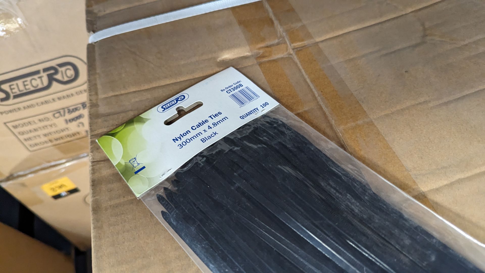 Carton of 300mm x 4.8mm black cable ties - 100 ties per pack. 10,000 ties in the box/lot - Image 4 of 4