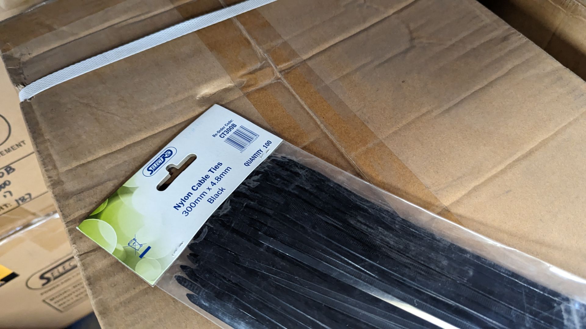 Carton of 300mm x 4.8mm black cable ties - 100 ties per pack. 10,000 ties in the box/lot - Image 4 of 4