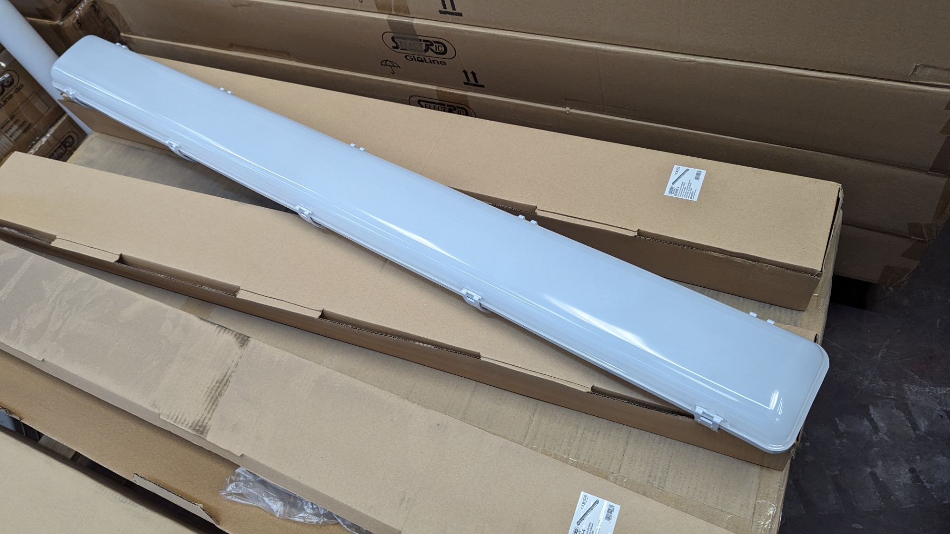 21 off Selectric Gloline Glo 65-4 twin 4' LED IP65 non-corrosive LED fittings, 40W, polycarbonate ba - Image 3 of 5