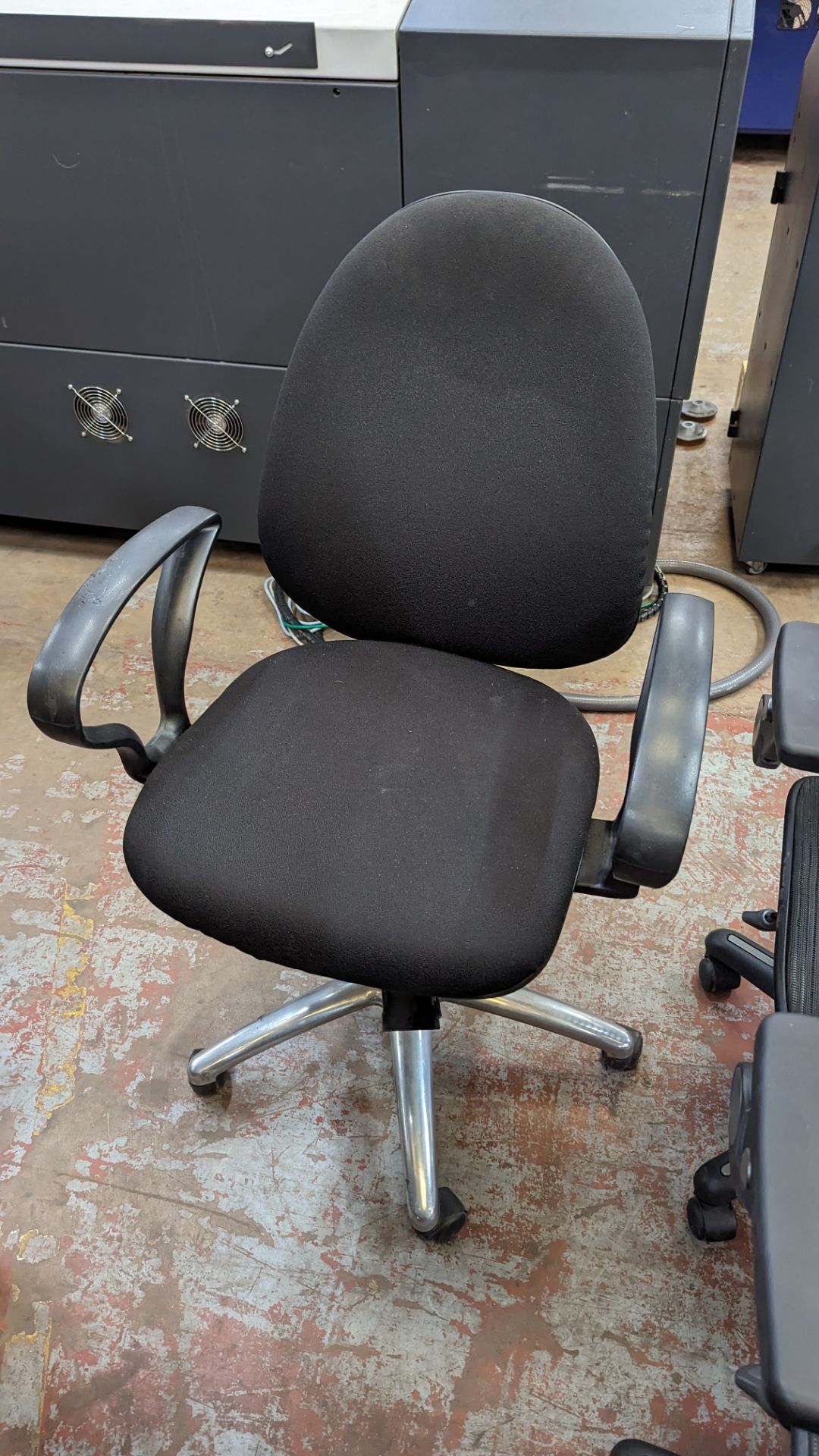 3 assorted black operators chairs with arms - Image 6 of 10