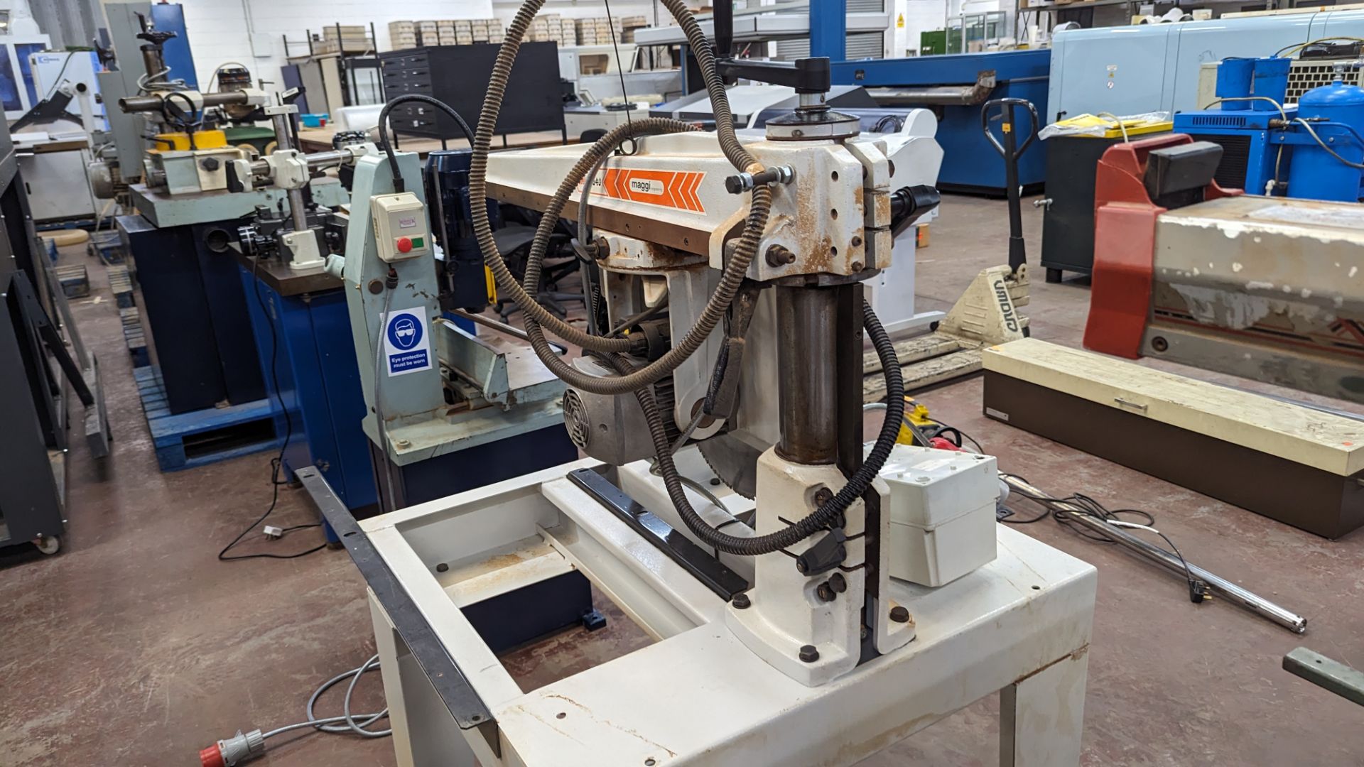 Maggi Engineering Junior 640 radial arm saw on dedicated table - Image 9 of 14