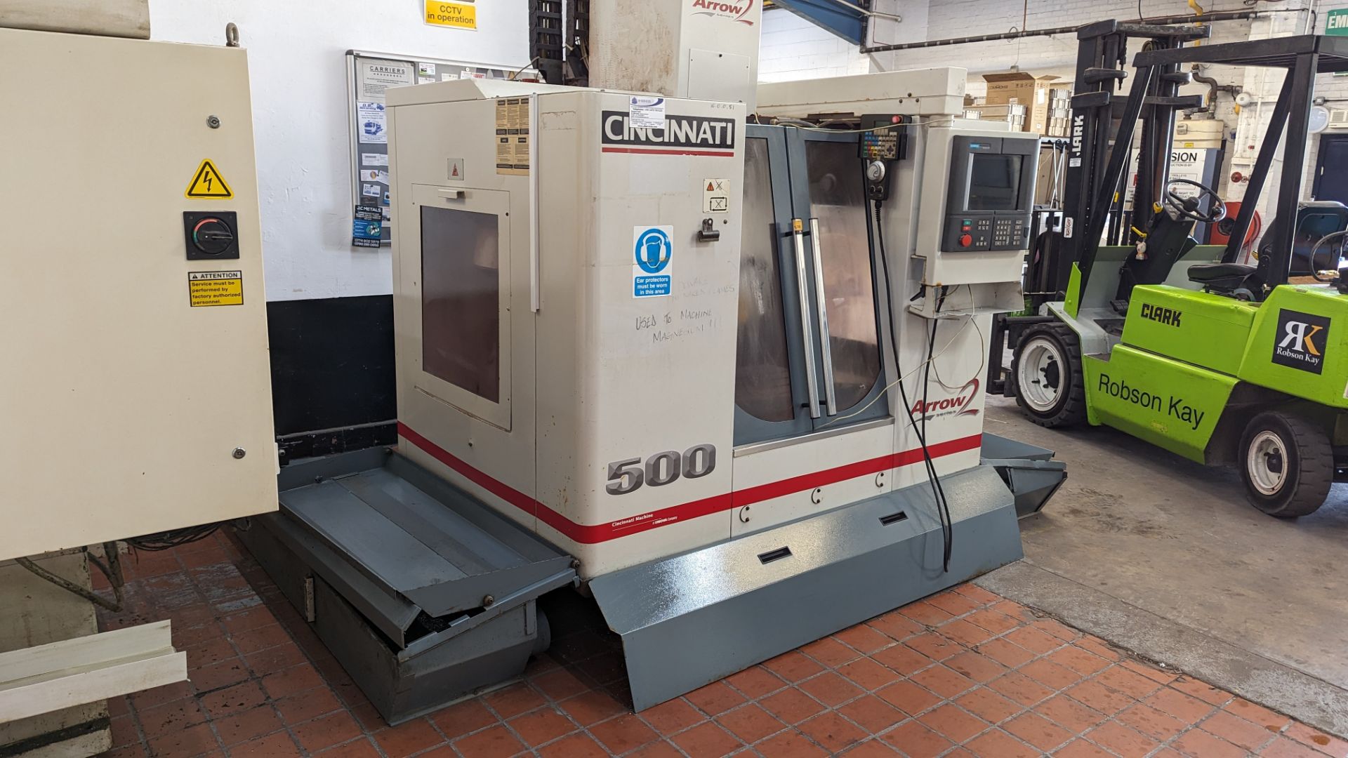 2002 Cincinnati Arrow Series 2 vertical machining centre with Siemens Acramatic 2100 controls on swi - Image 4 of 24