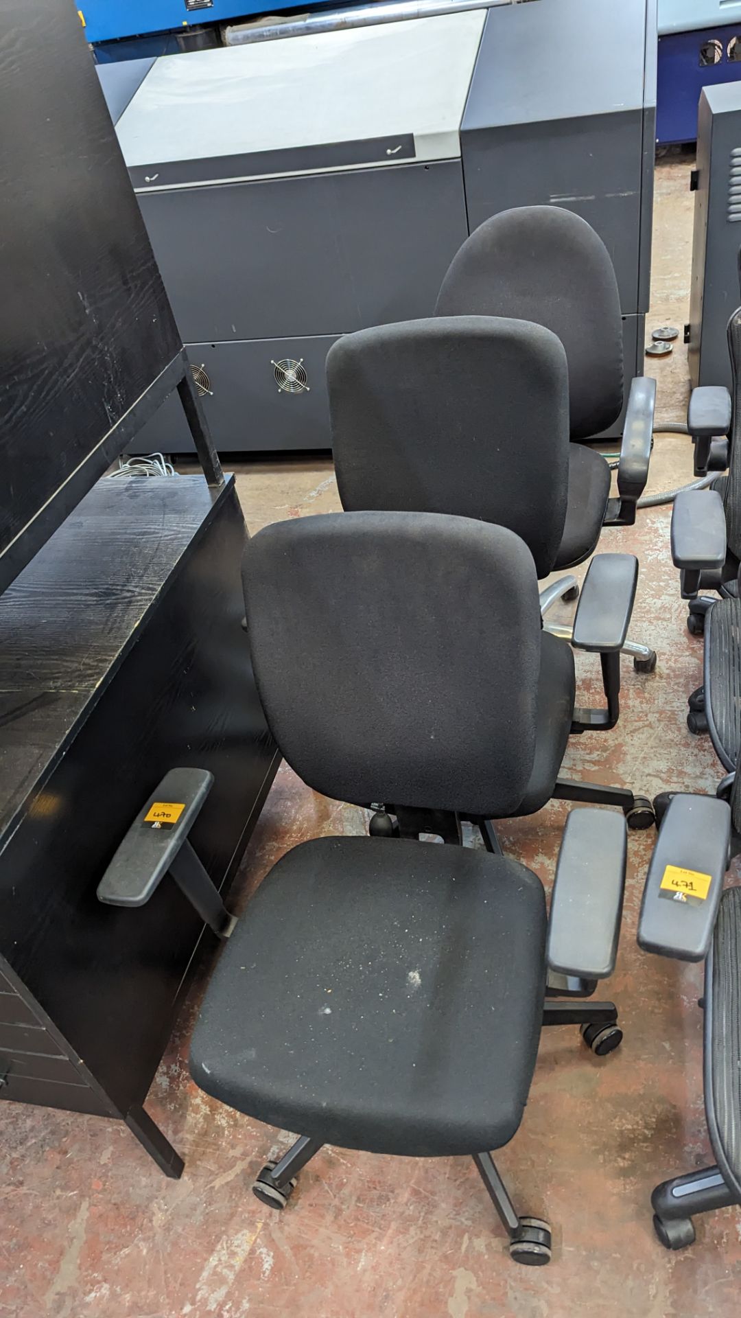 3 assorted black operators chairs with arms - Image 2 of 10