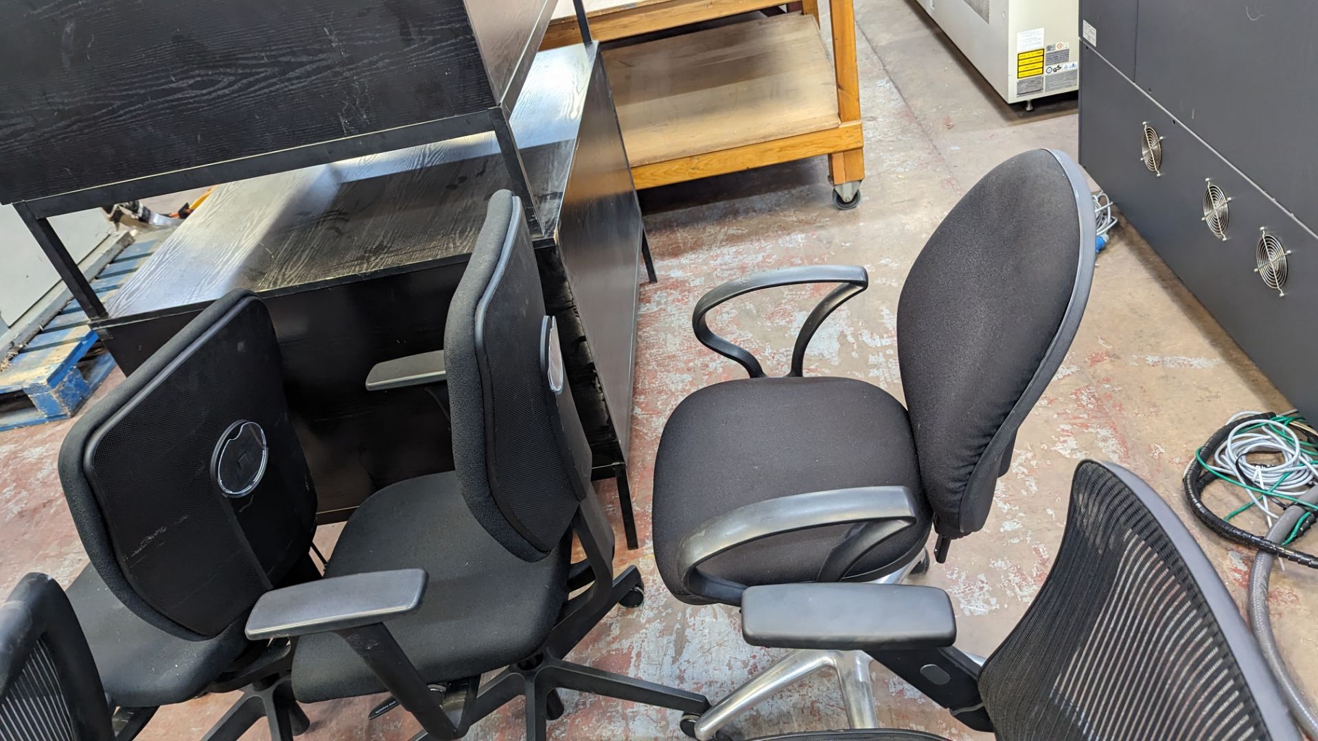 3 assorted black operators chairs with arms - Image 10 of 10