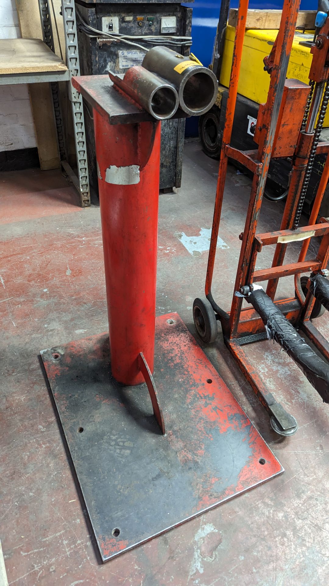 Floor standing device used for fitting rollers/sleeves to mandrels - Image 3 of 5