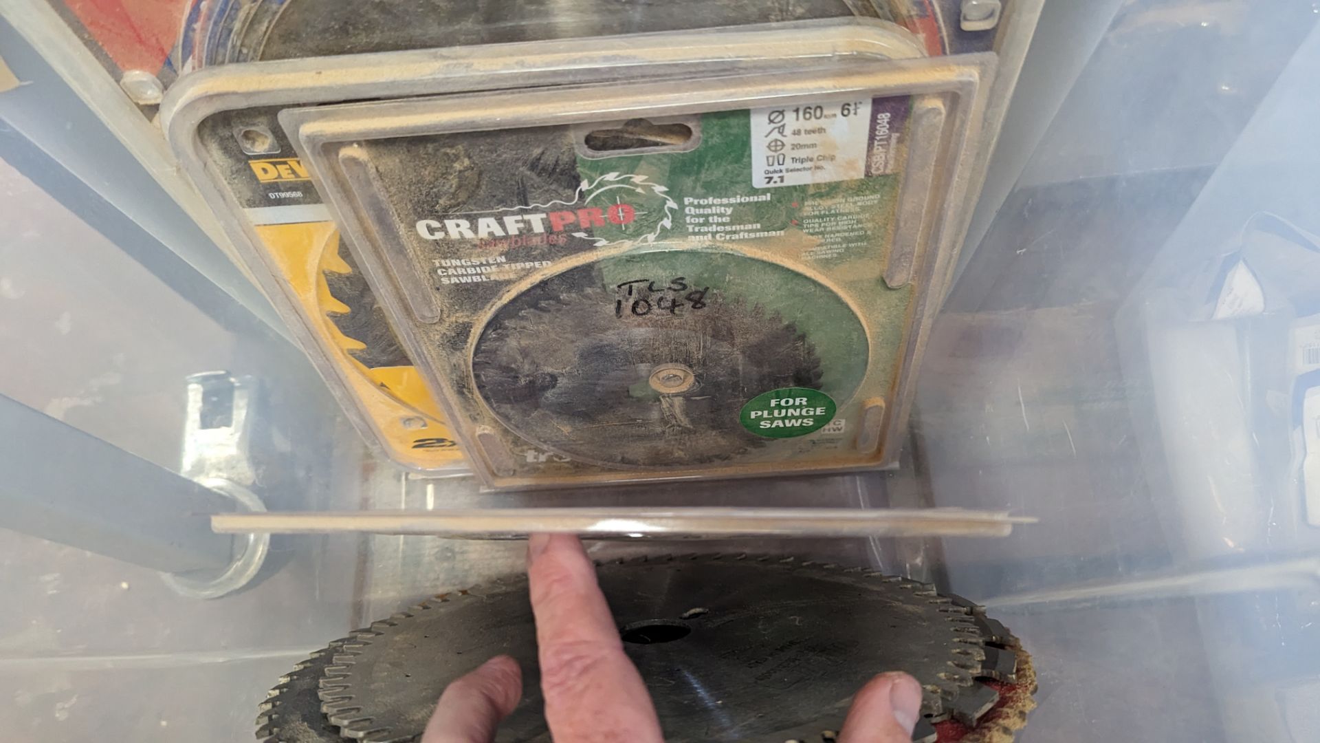 The contents of a crate of circular saw blades, abrasive discs & more - Image 6 of 8