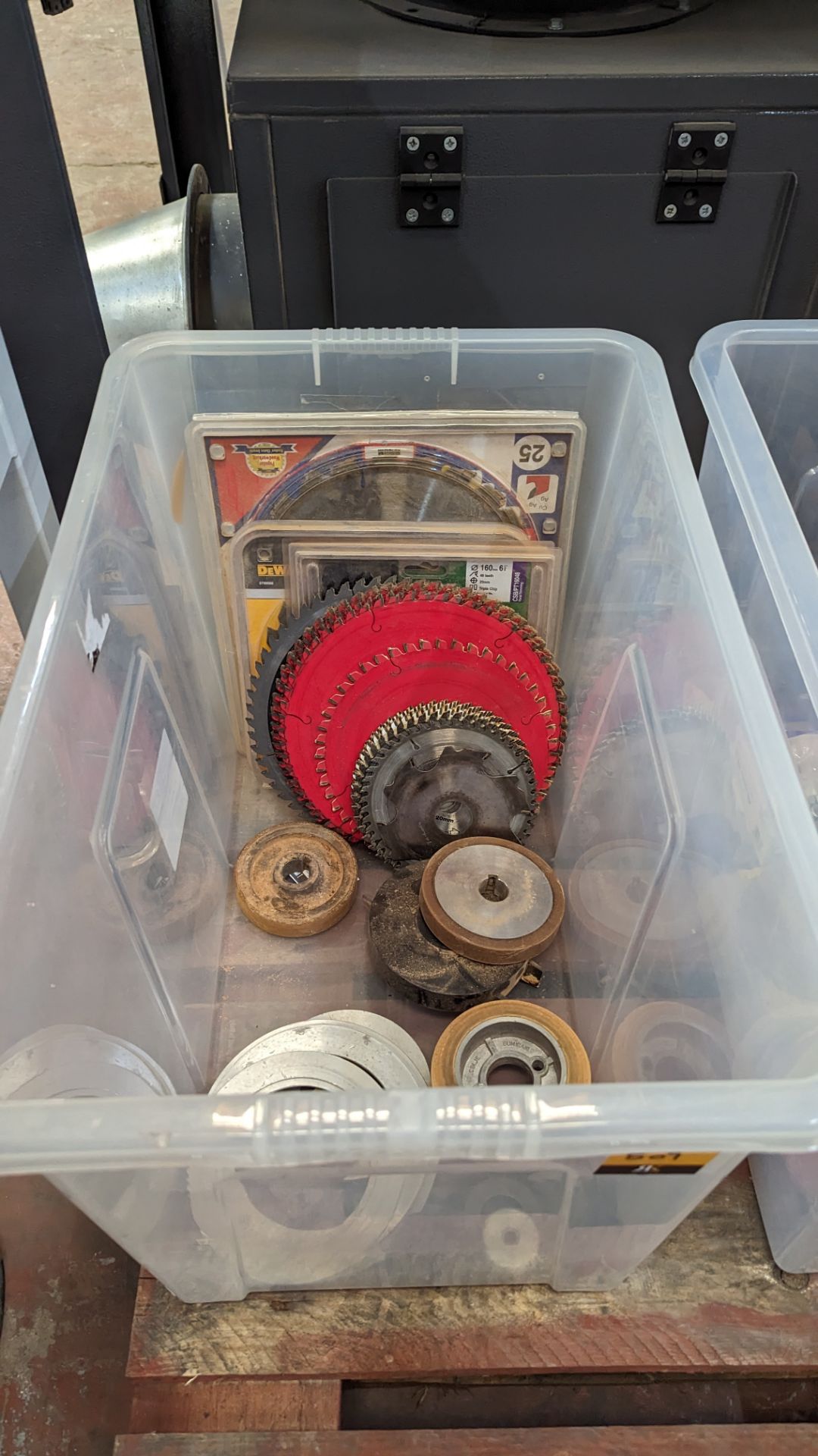 The contents of a crate of circular saw blades, abrasive discs & more - Image 2 of 8