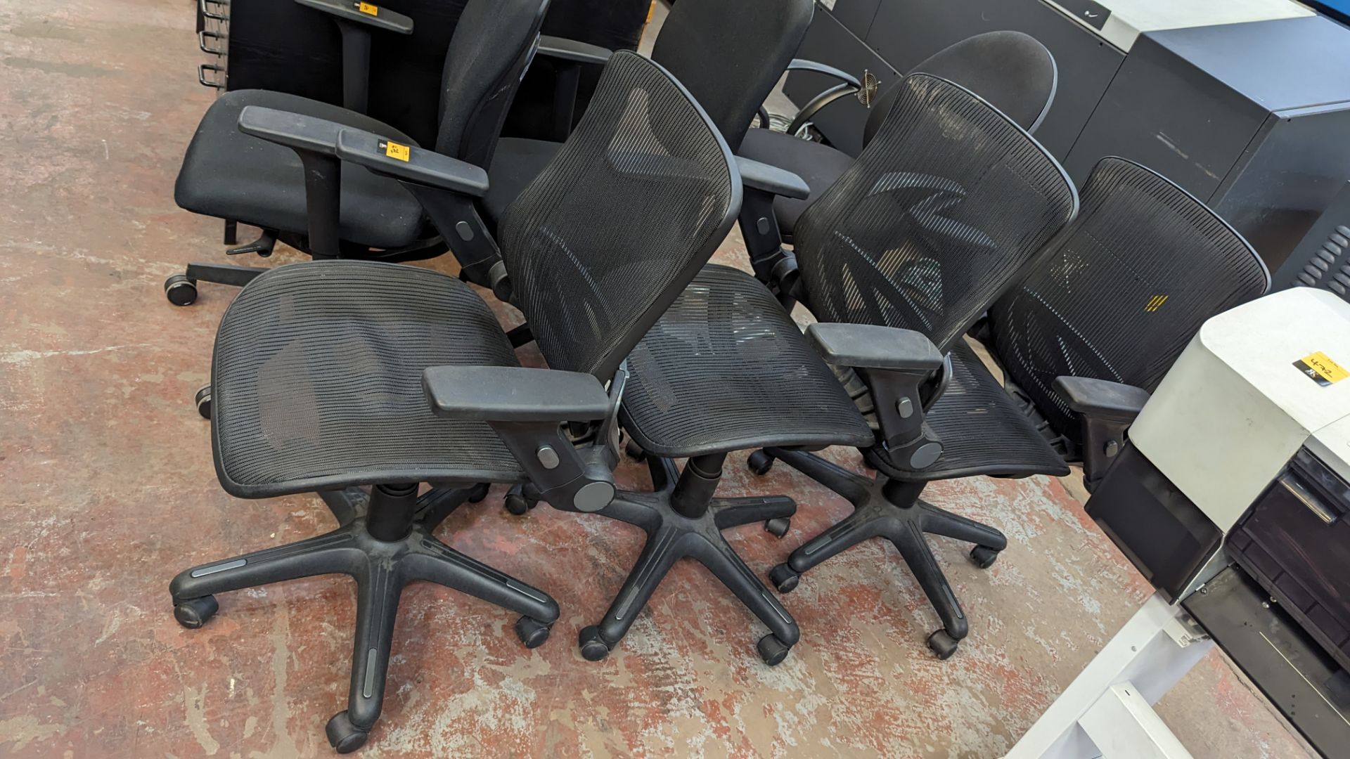 3 matching mesh black operators chairs with arms - Image 3 of 7