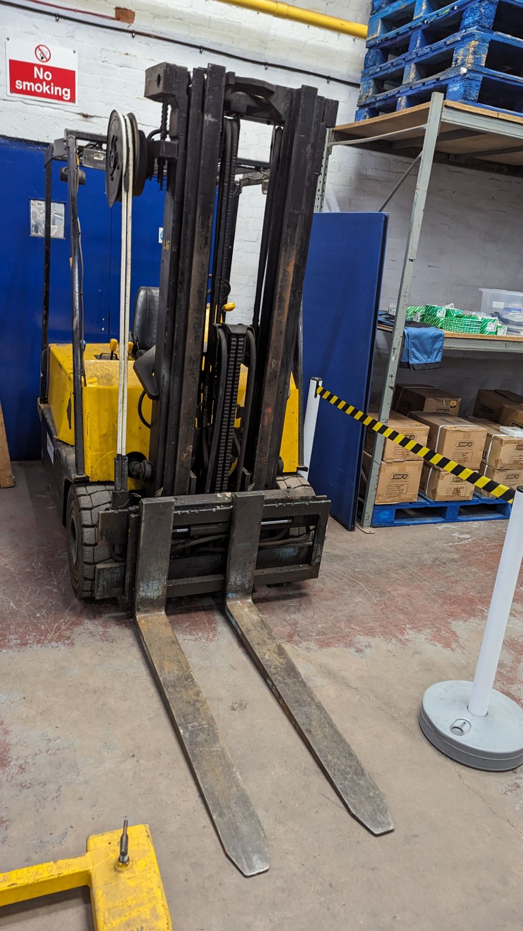 Clarke Engineering electric forklift truck, model EM20, including charger. The truck features side - Image 5 of 19