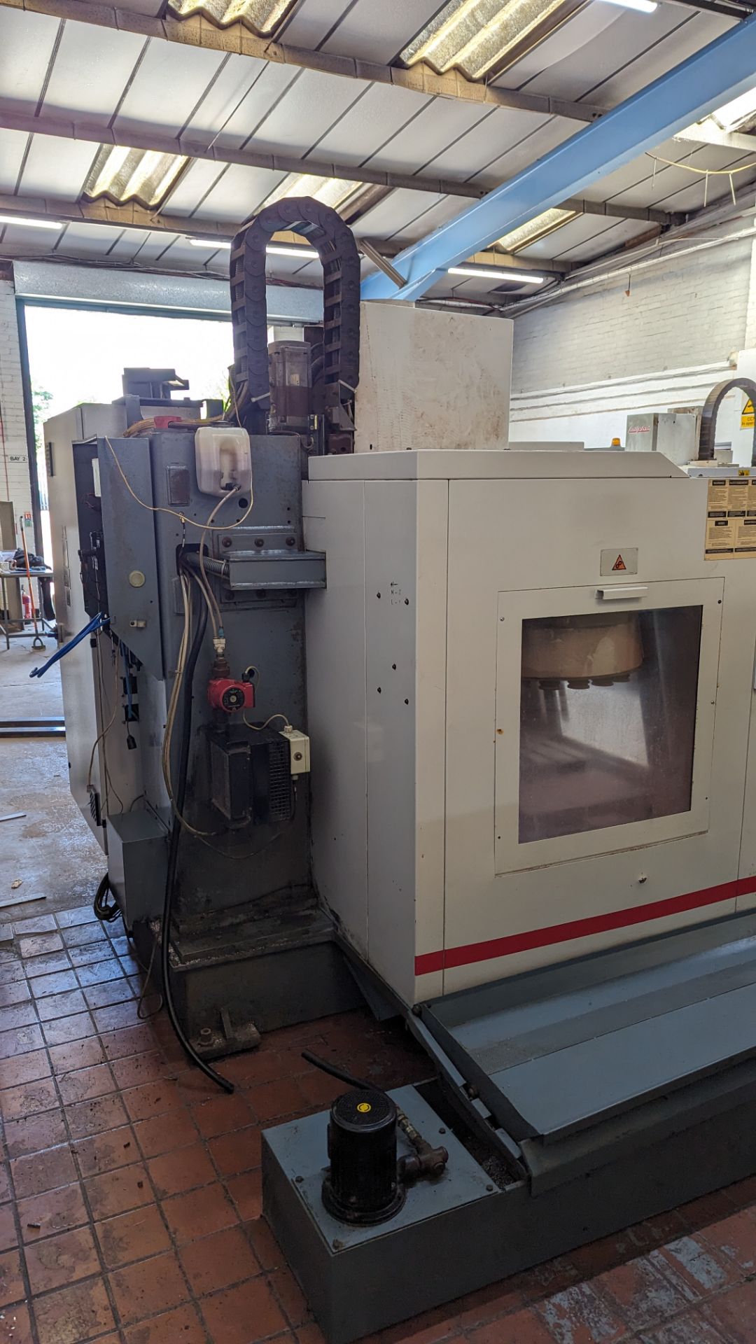 2002 Cincinnati Arrow Series 2 vertical machining centre with Siemens Acramatic 2100 controls on swi - Image 19 of 24