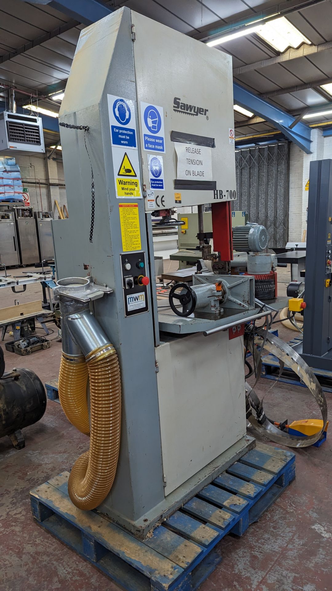 Sawyer model HB-700 floor standing heavy-duty vertical bandsaw including HF-150A power feed. This l