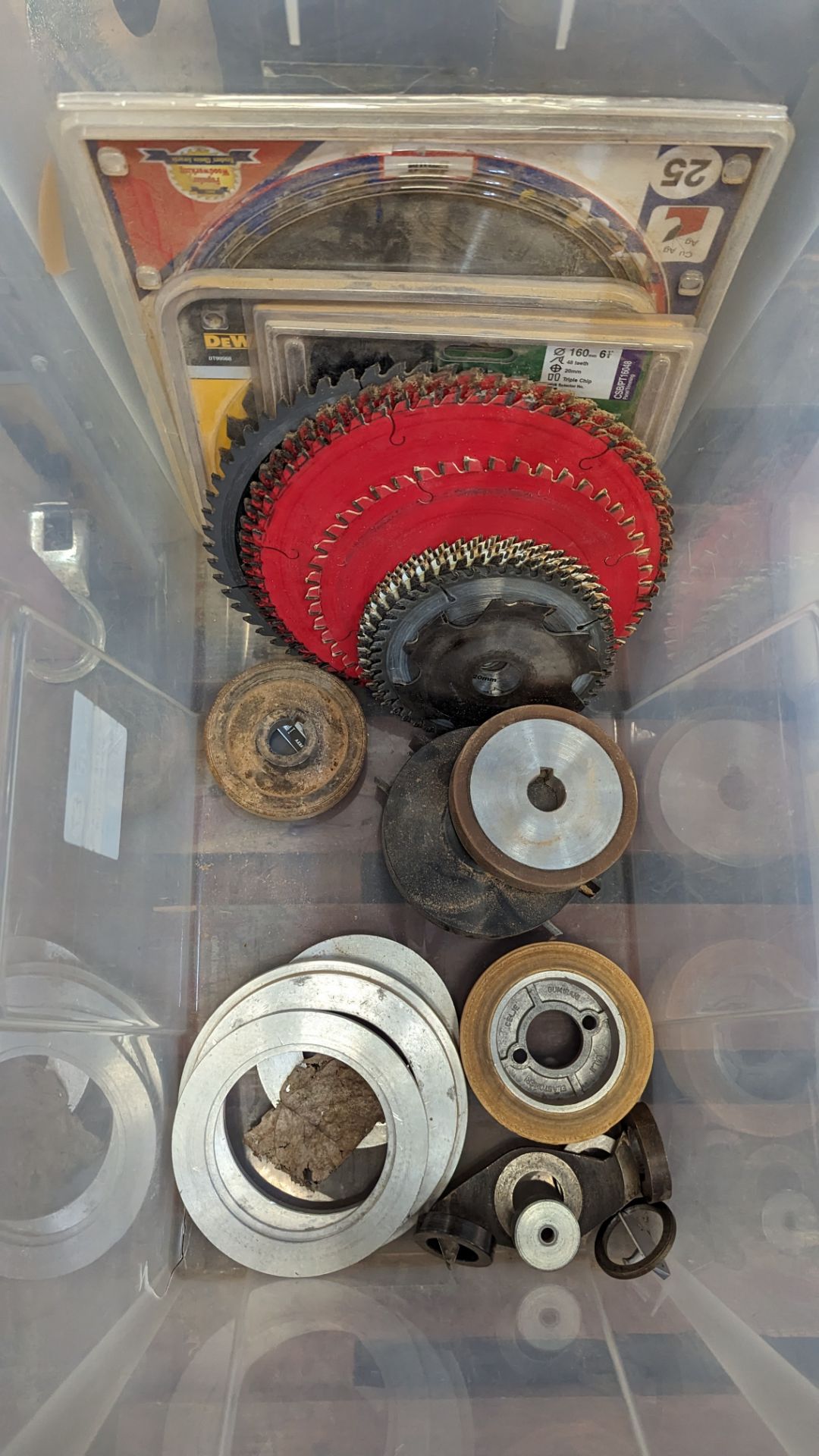 The contents of a crate of circular saw blades, abrasive discs & more - Image 4 of 8