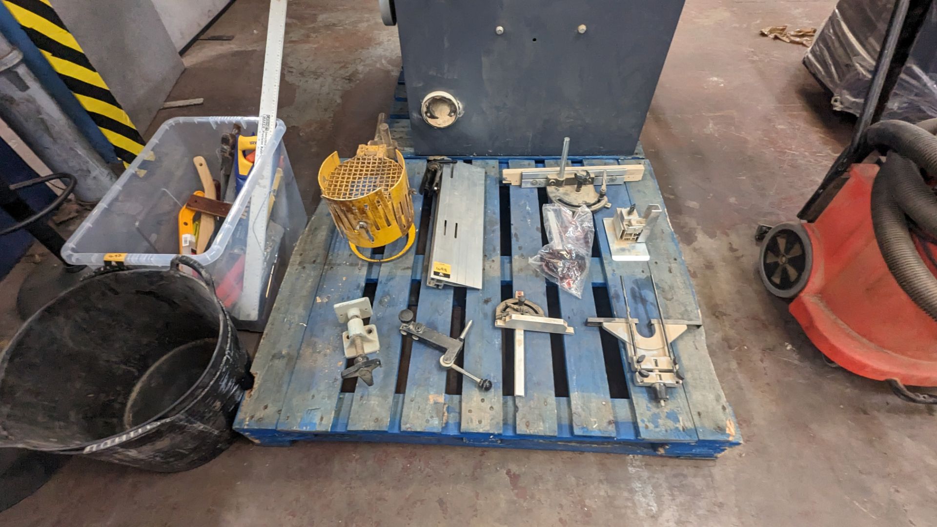 The contents of a pallet of machinery guides & similar