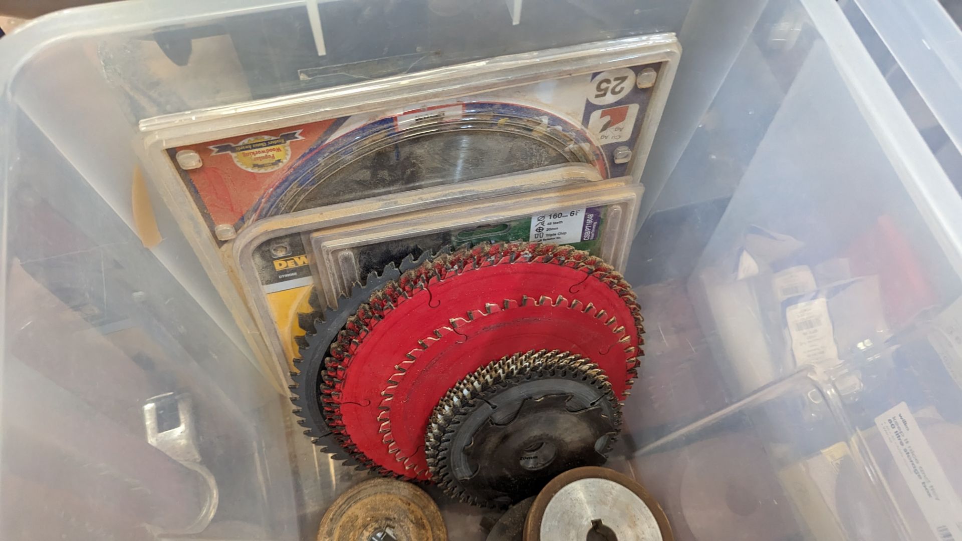 The contents of a crate of circular saw blades, abrasive discs & more - Image 5 of 8