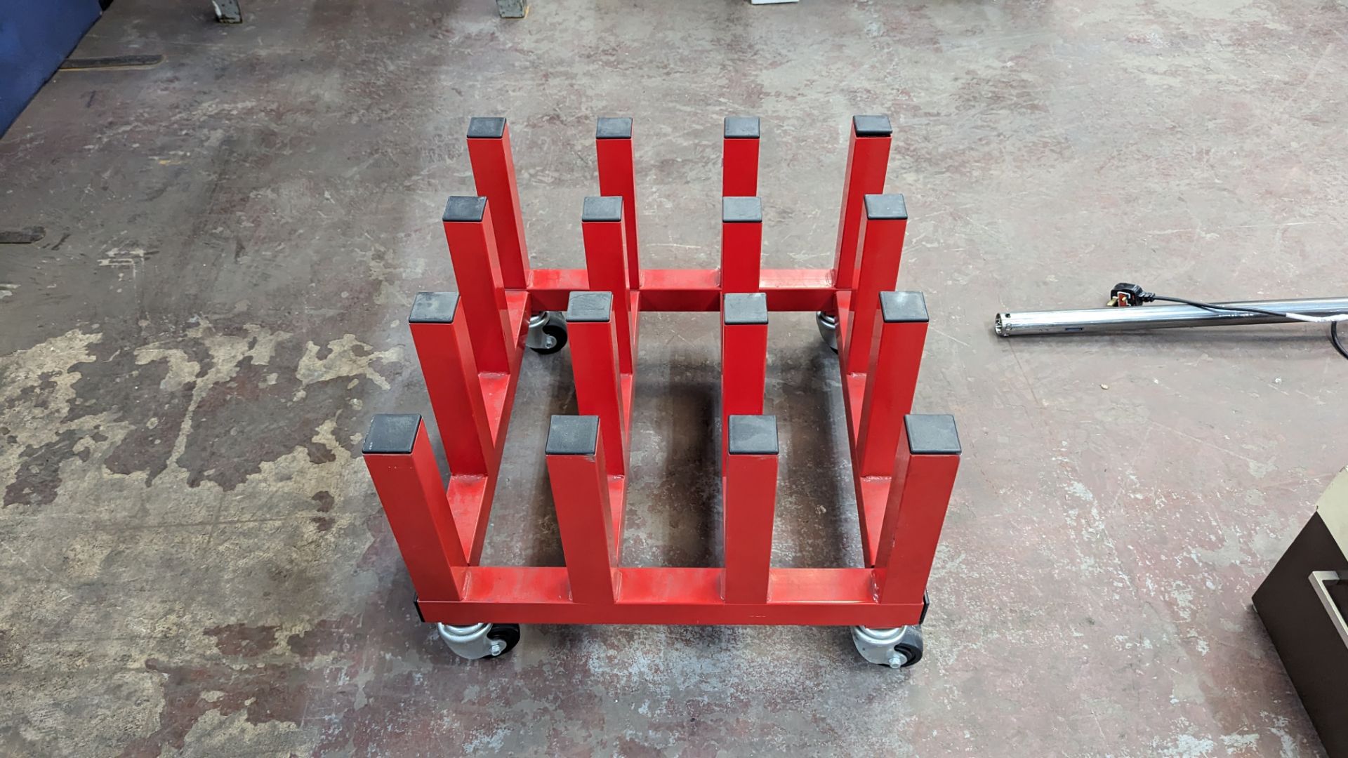 Mobile 16 red materials handling trolley with 16 "stumps" - Image 5 of 5