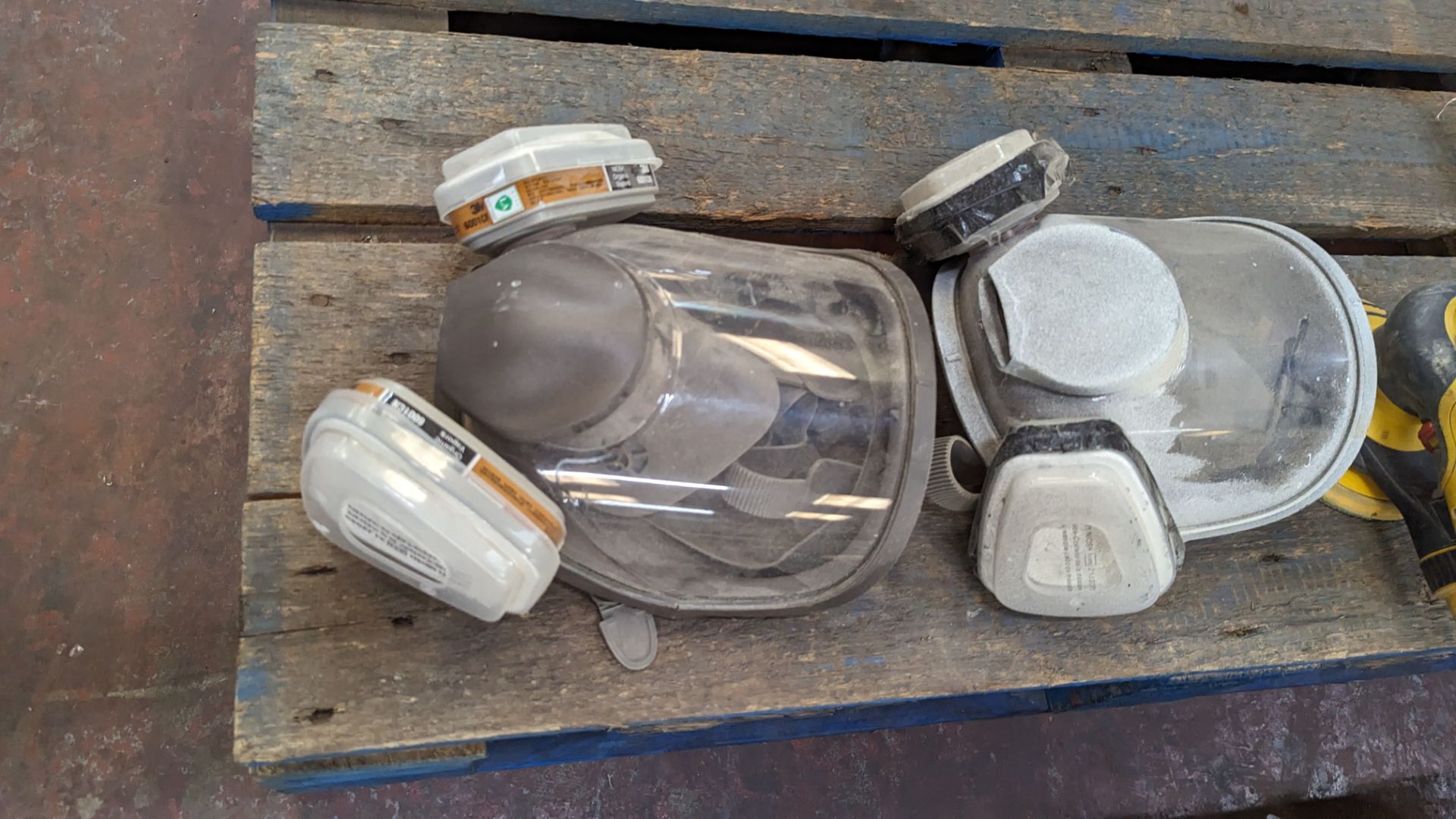 Mixed lot comprising pair of protective breathing masks & pair of air operated sanders - Image 7 of 7