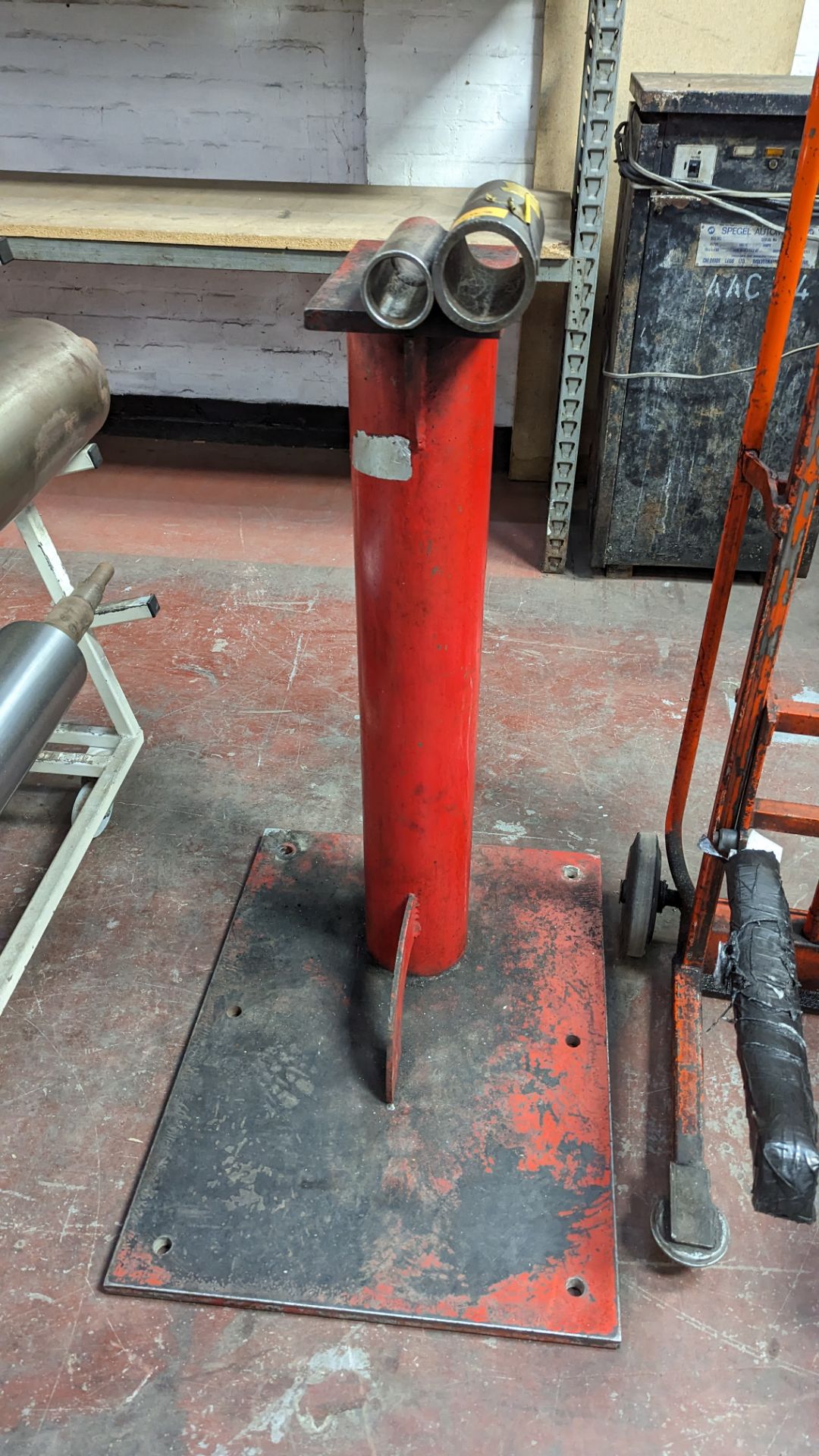 Floor standing device used for fitting rollers/sleeves to mandrels - Image 2 of 5