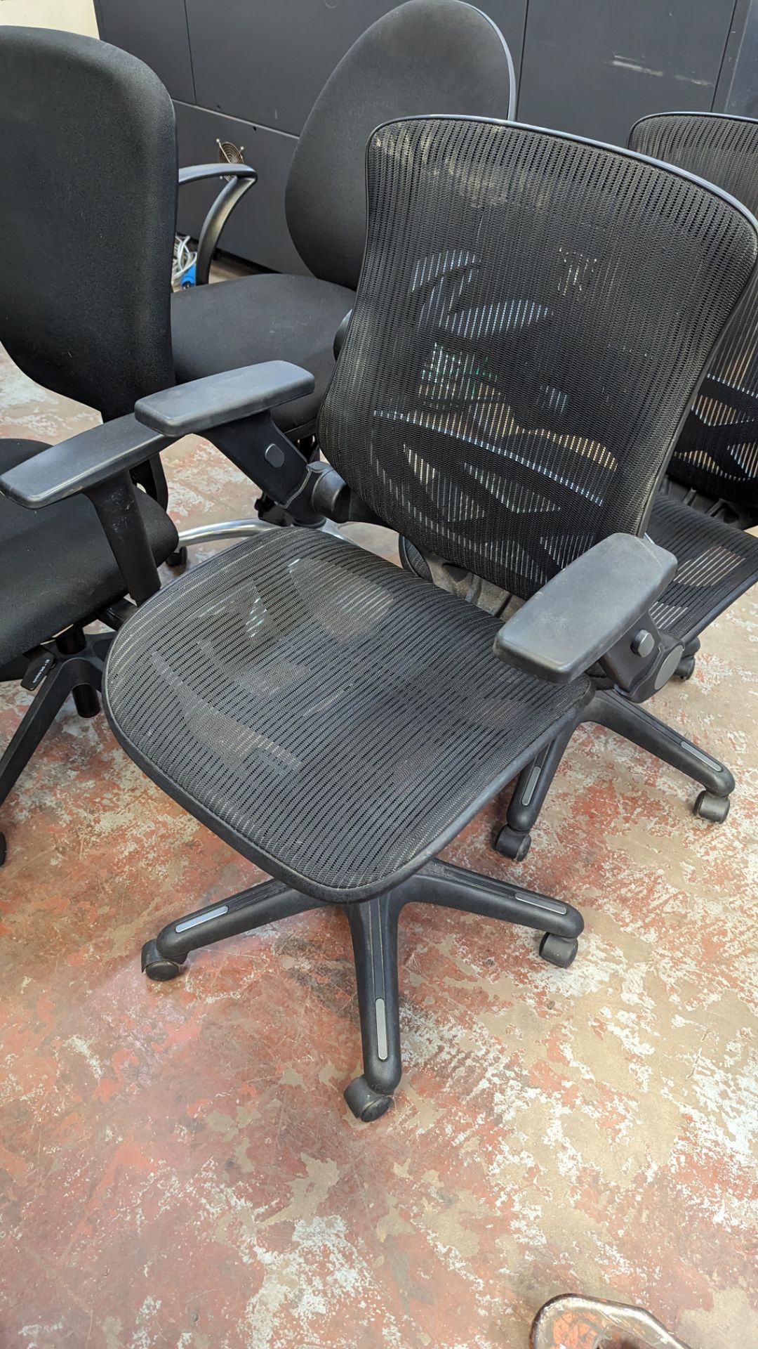 3 matching mesh black operators chairs with arms - Image 6 of 7