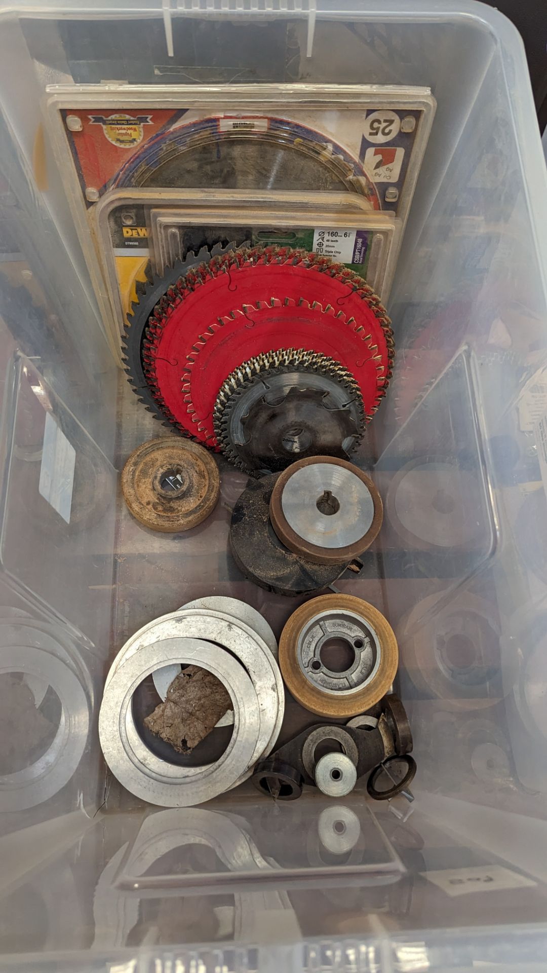 The contents of a crate of circular saw blades, abrasive discs & more - Image 3 of 8